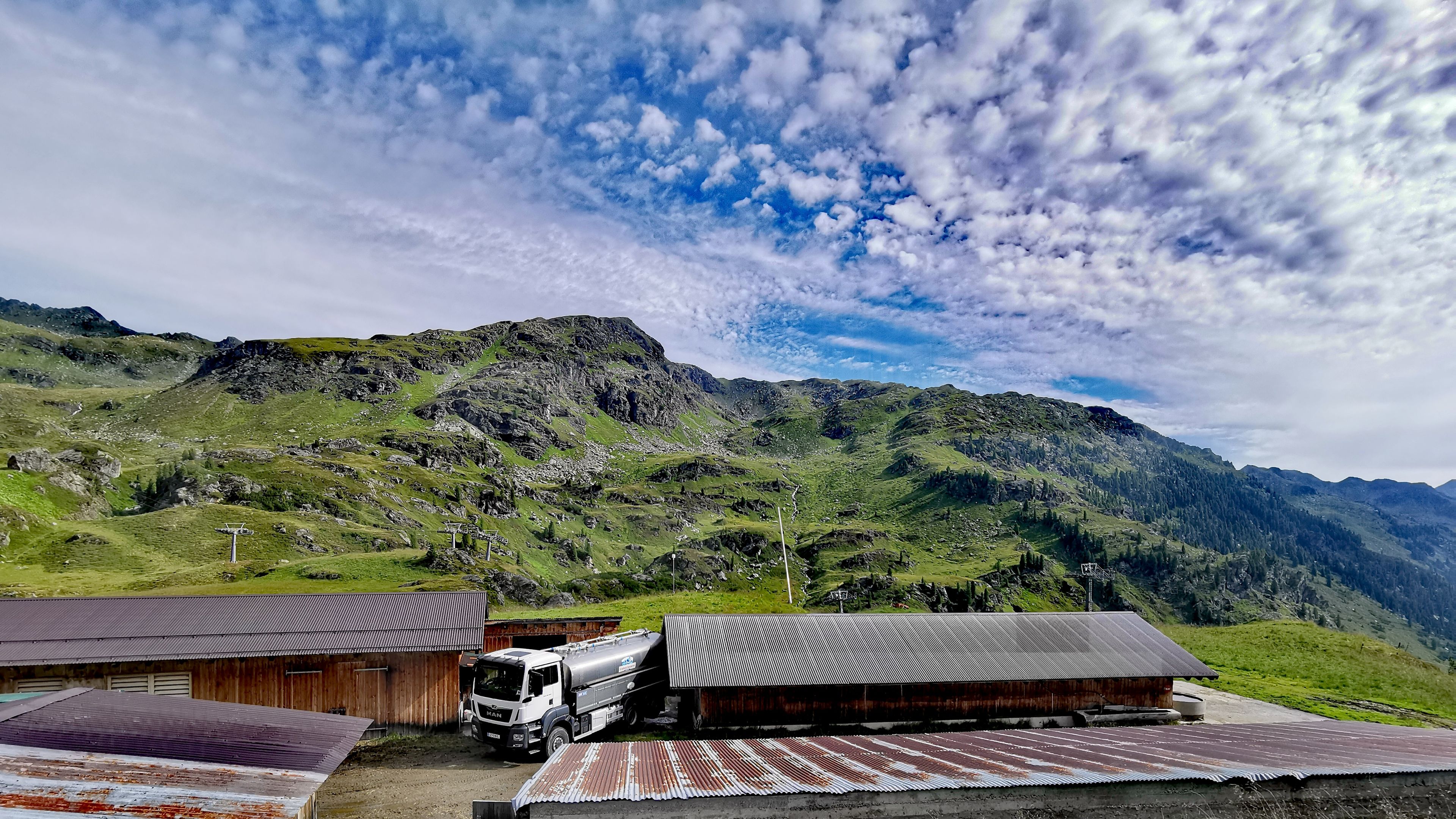Erlebnissennerei Zillertal Gebäude mit Milchwagen
