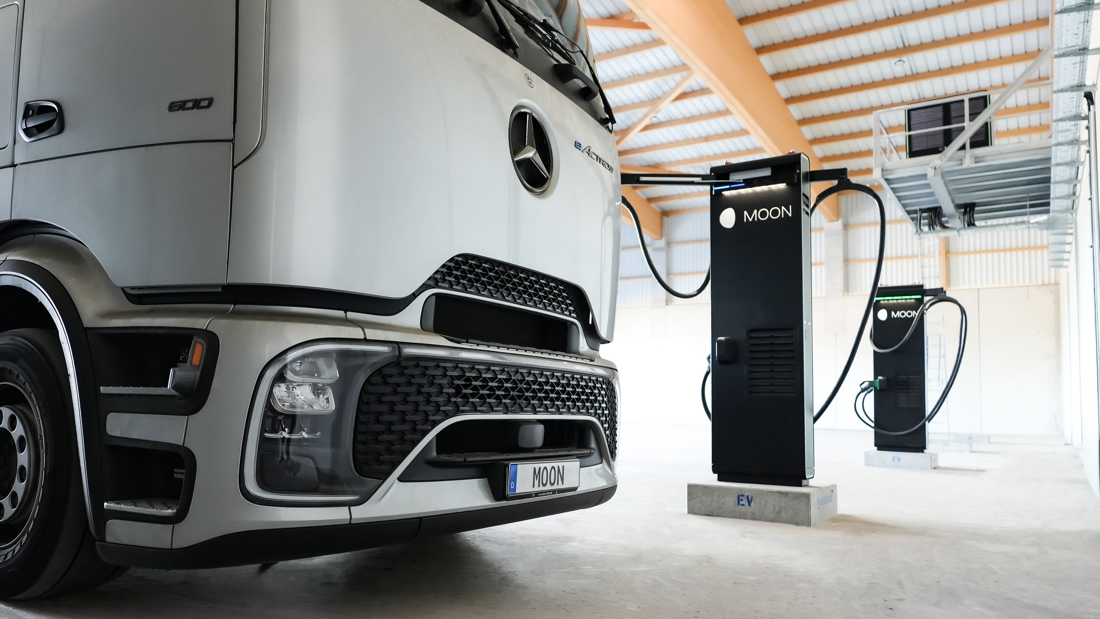 E-Lkw vor MOON Ladestationen POWER Charger HYC 1000