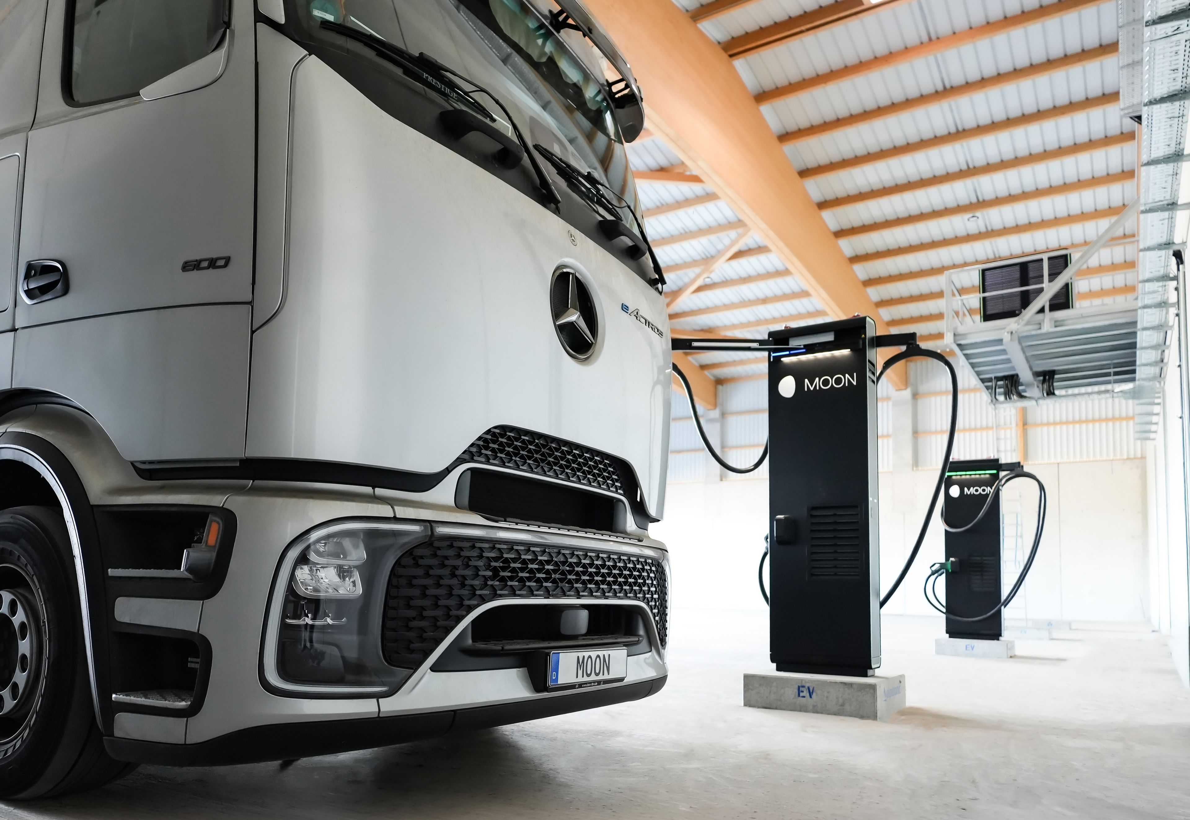 E-Lkw vor MOON Ladestationen POWER Charger HYC 1000