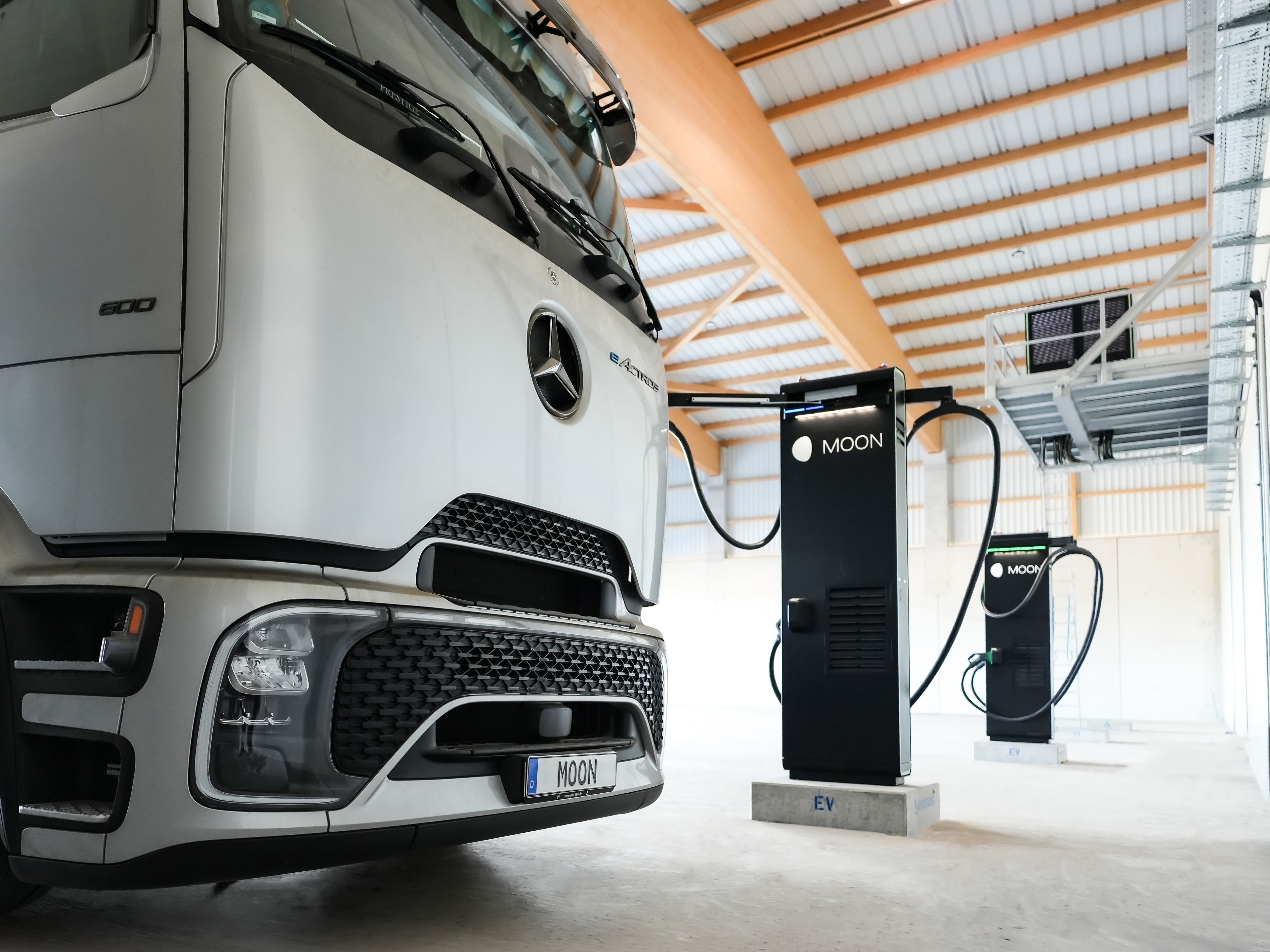 E-Lkw vor MOON Ladestationen POWER Charger HYC 1000