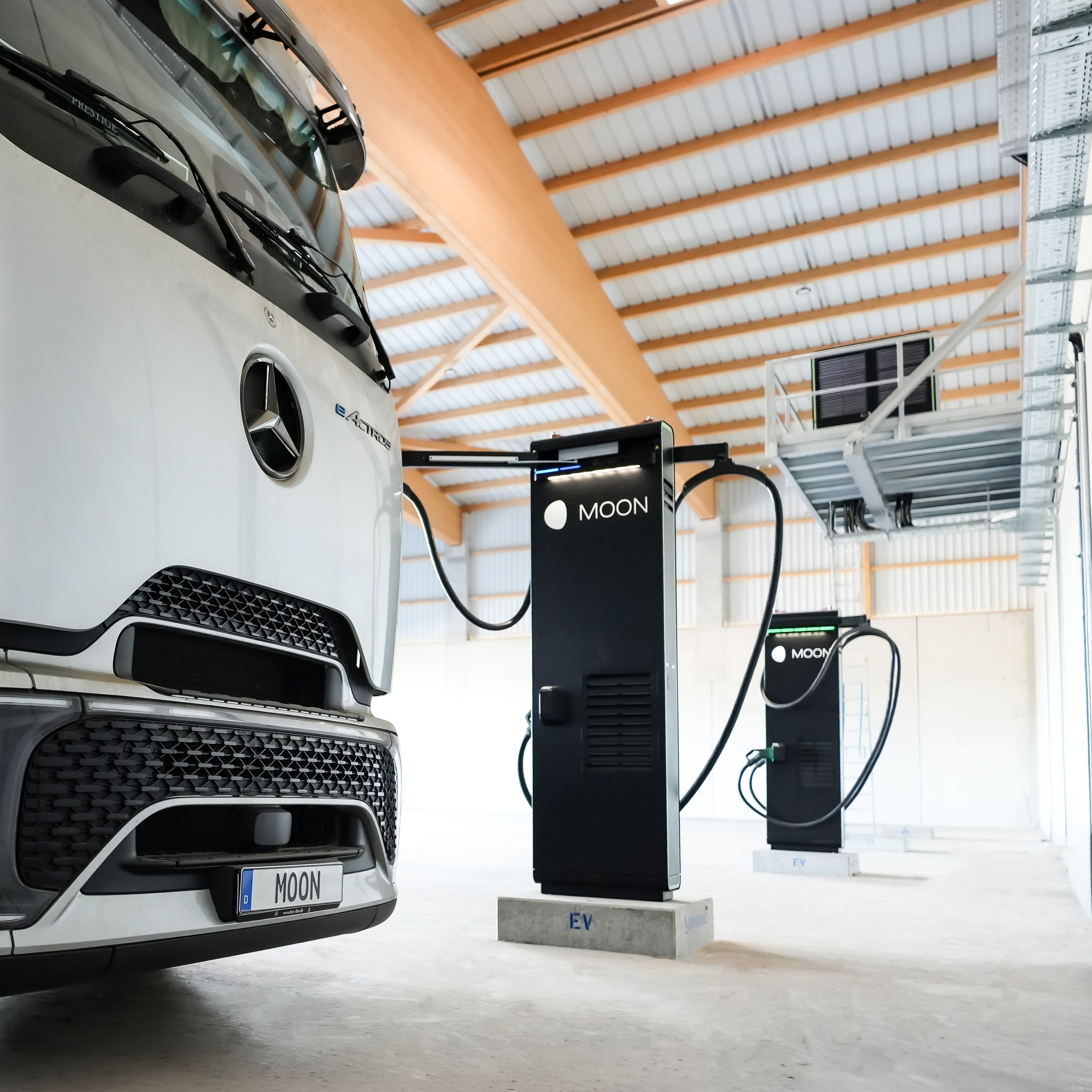 E-Lkw vor MOON Ladestationen POWER Charger HYC 1000