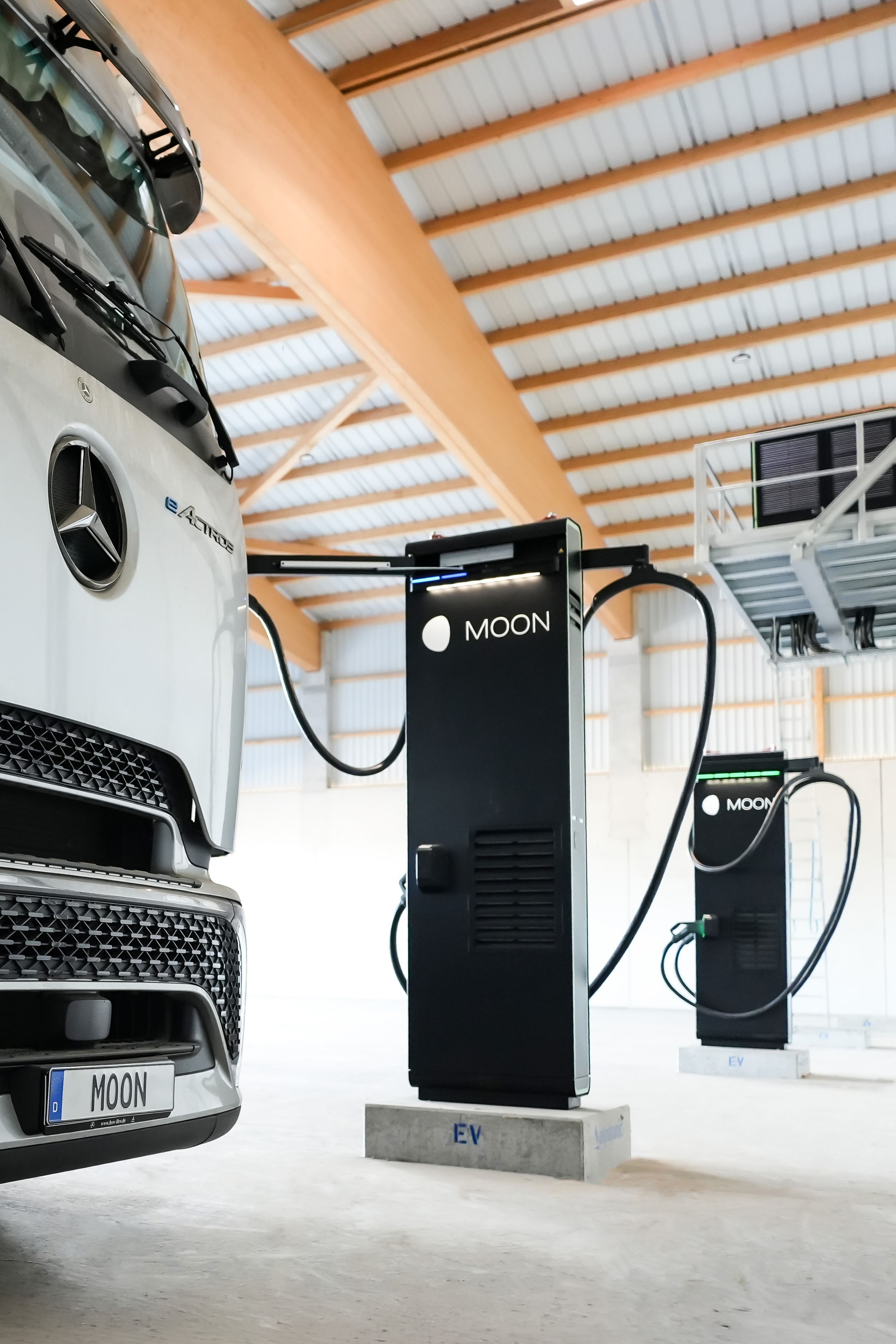 E-Lkw vor MOON Ladestationen POWER Charger HYC 1000