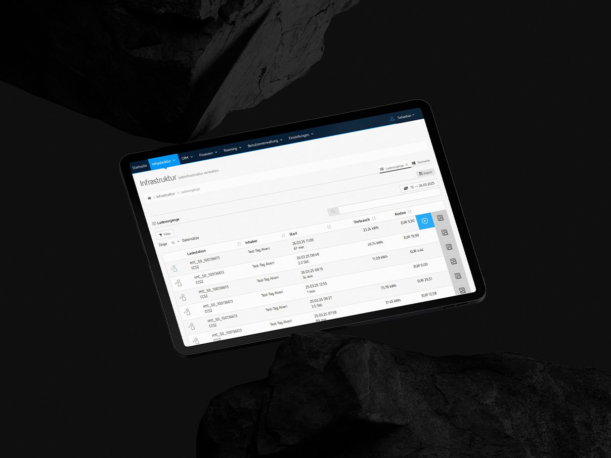 Tablet mit aktivem Display vom Backend zwischen zwei Gesteinsbrocken