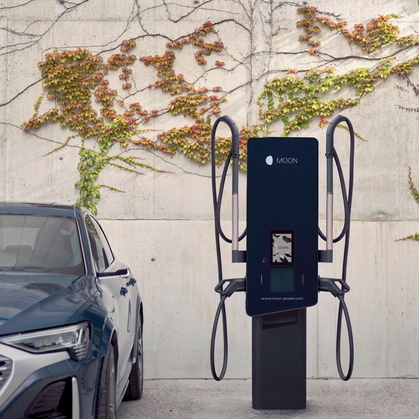 E-Auto steht neben einer Schnellladestation