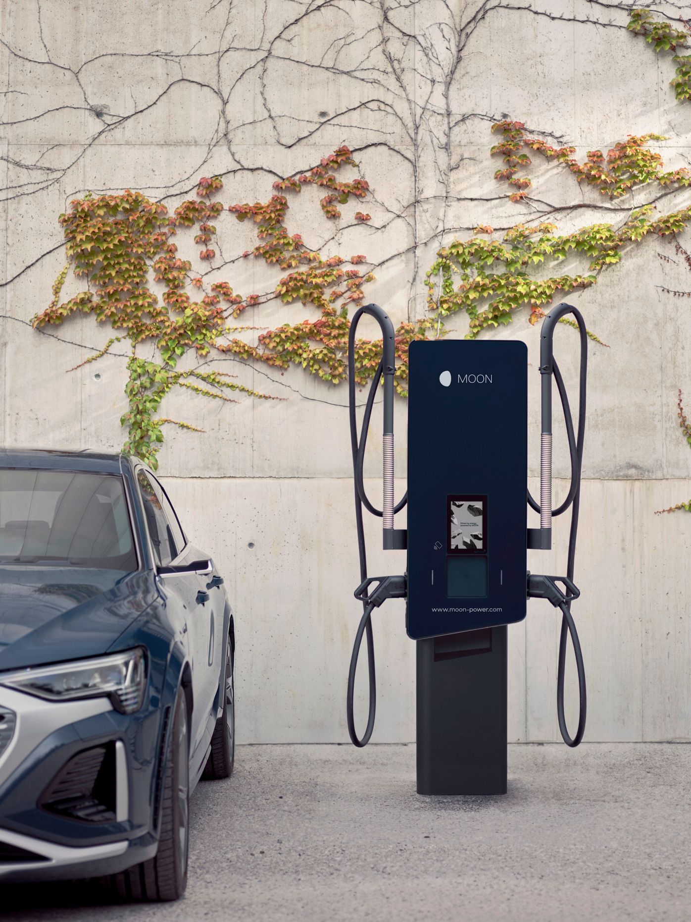 E-Auto steht neben einer Schnellladestation