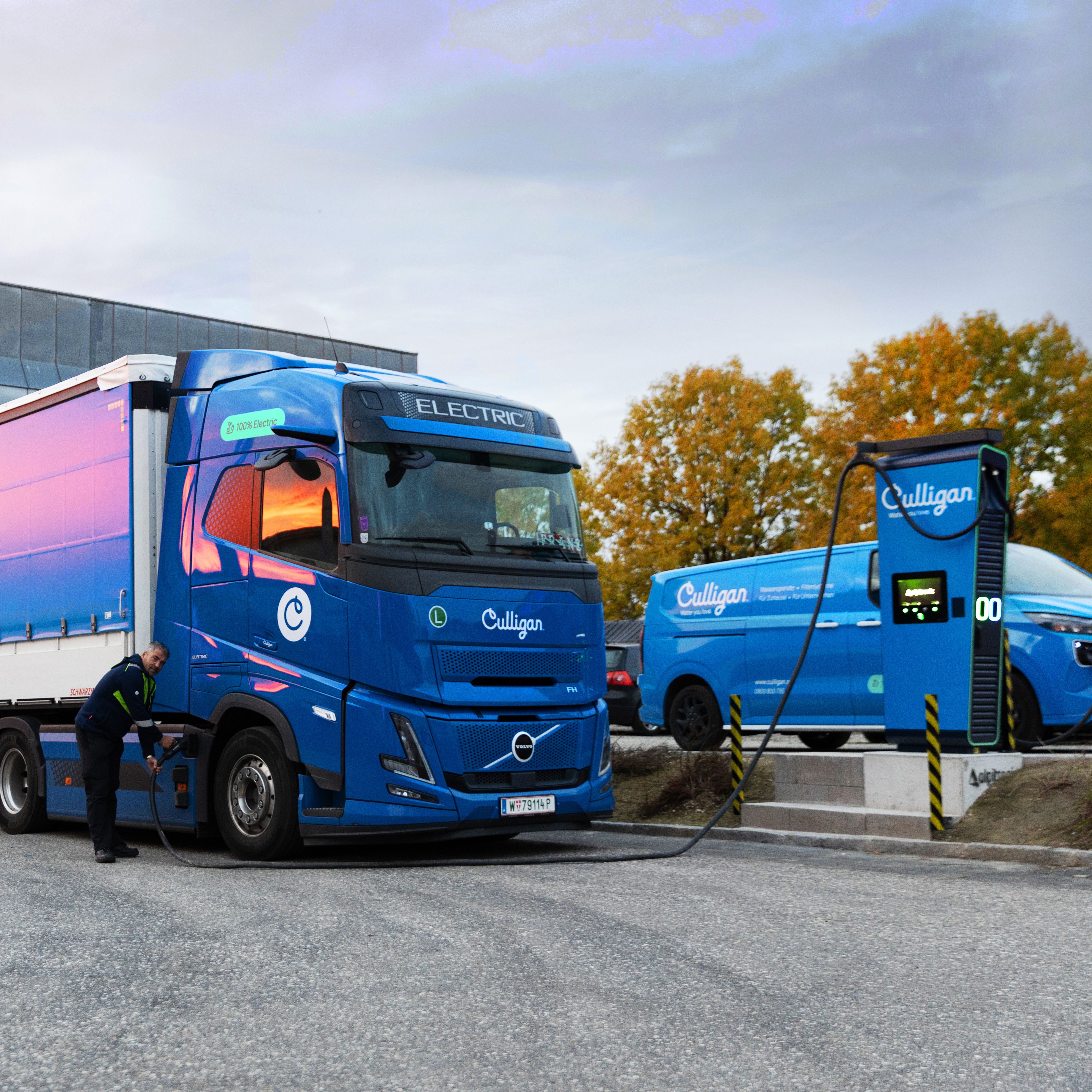 Elektro LKW lädt an einer POWER Charger HYC 200 Ladestation bei Culligan
