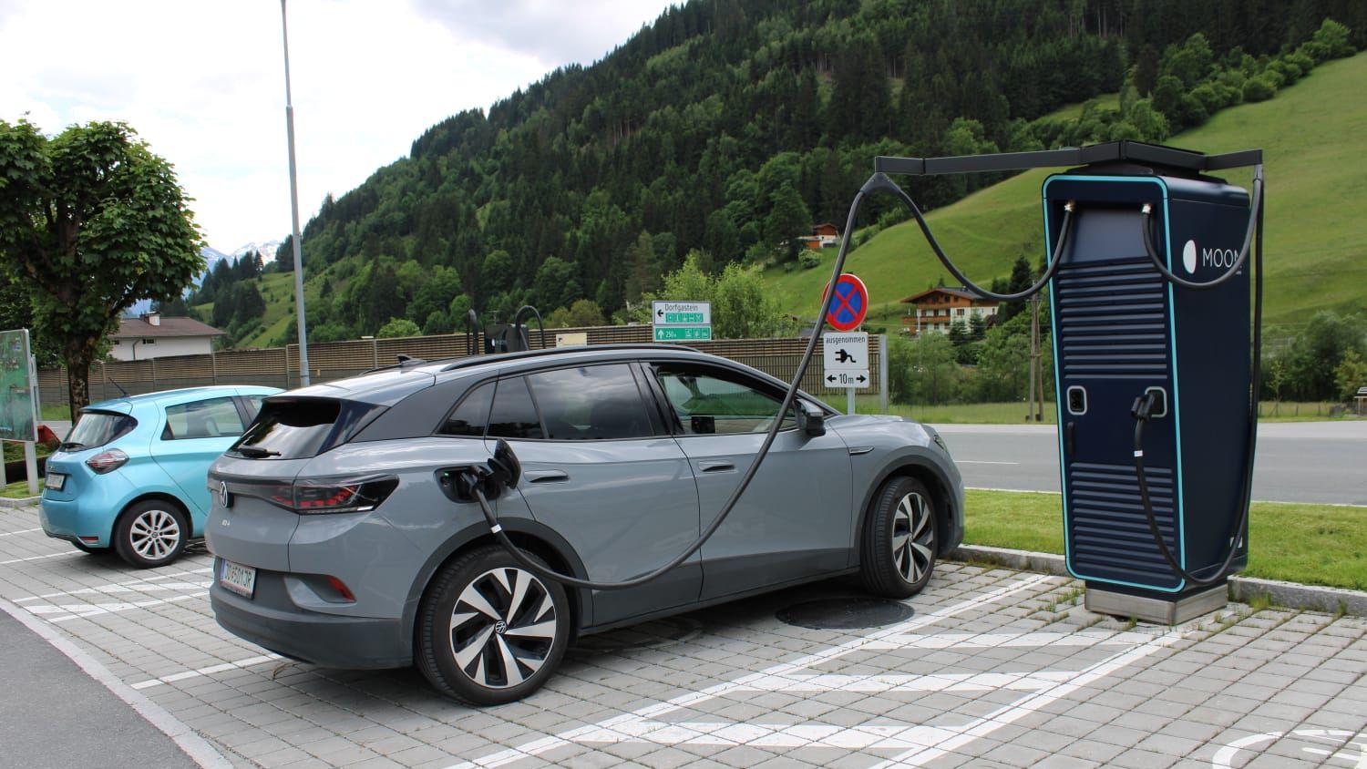 graues Auto bei MOON POWER Charger angesteckt