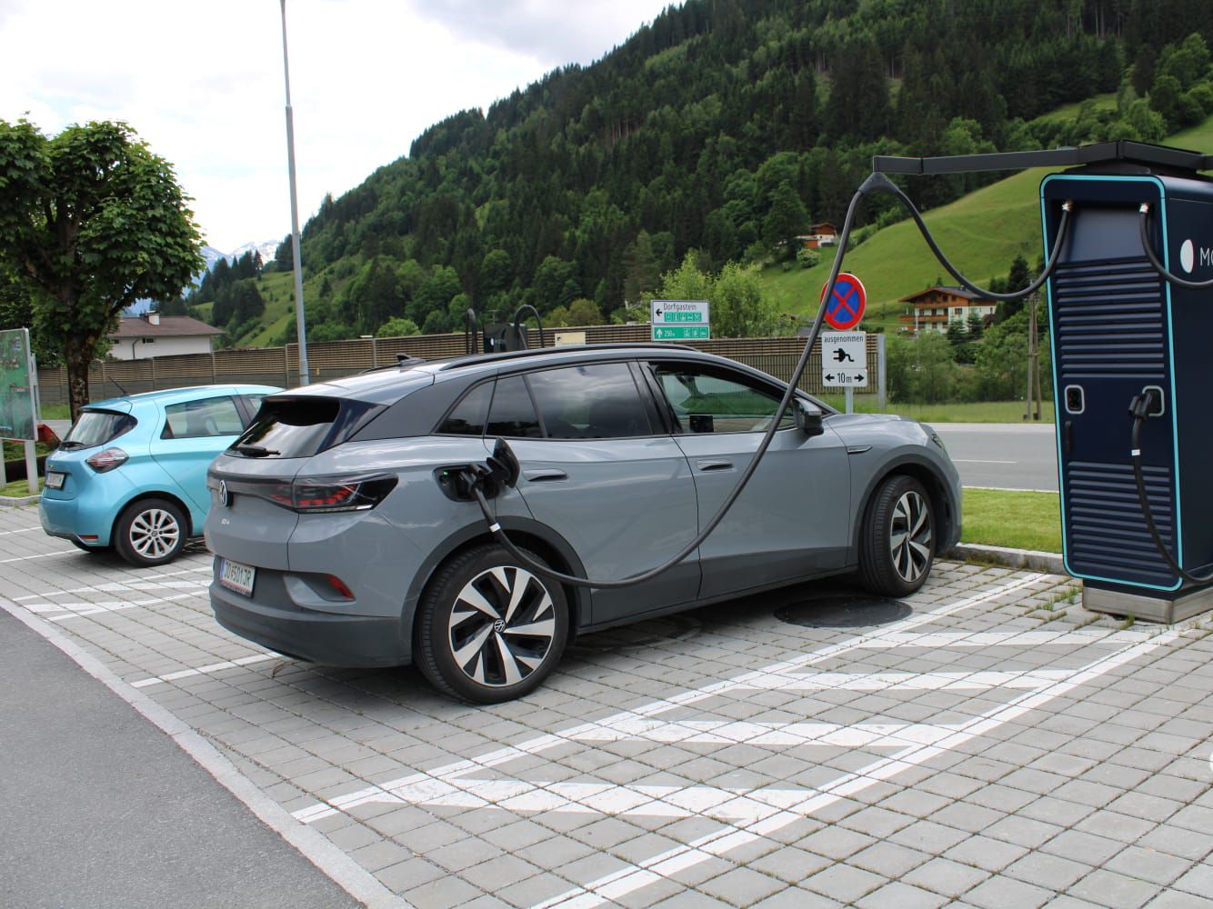graues Auto bei MOON POWER Charger angesteckt