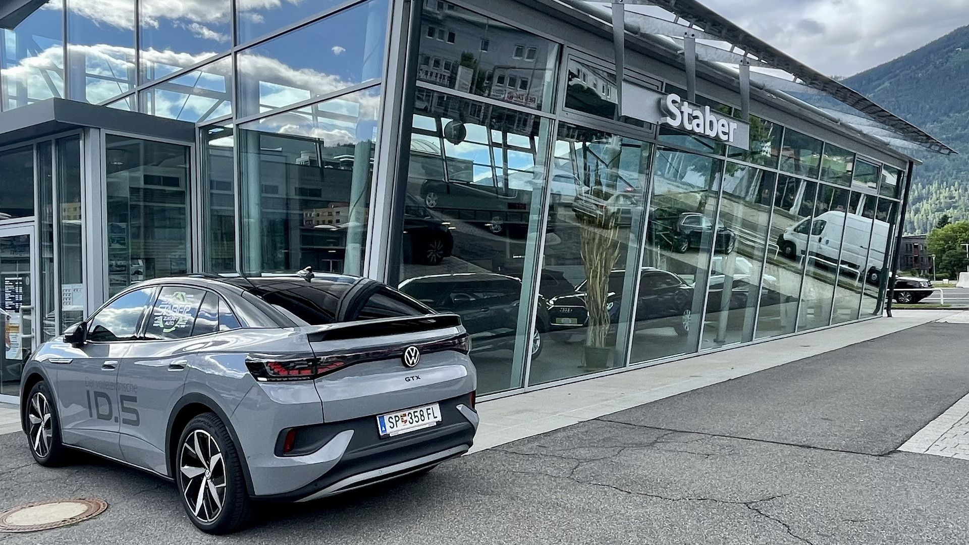 ID.5 Auto vor Autohaus Staber