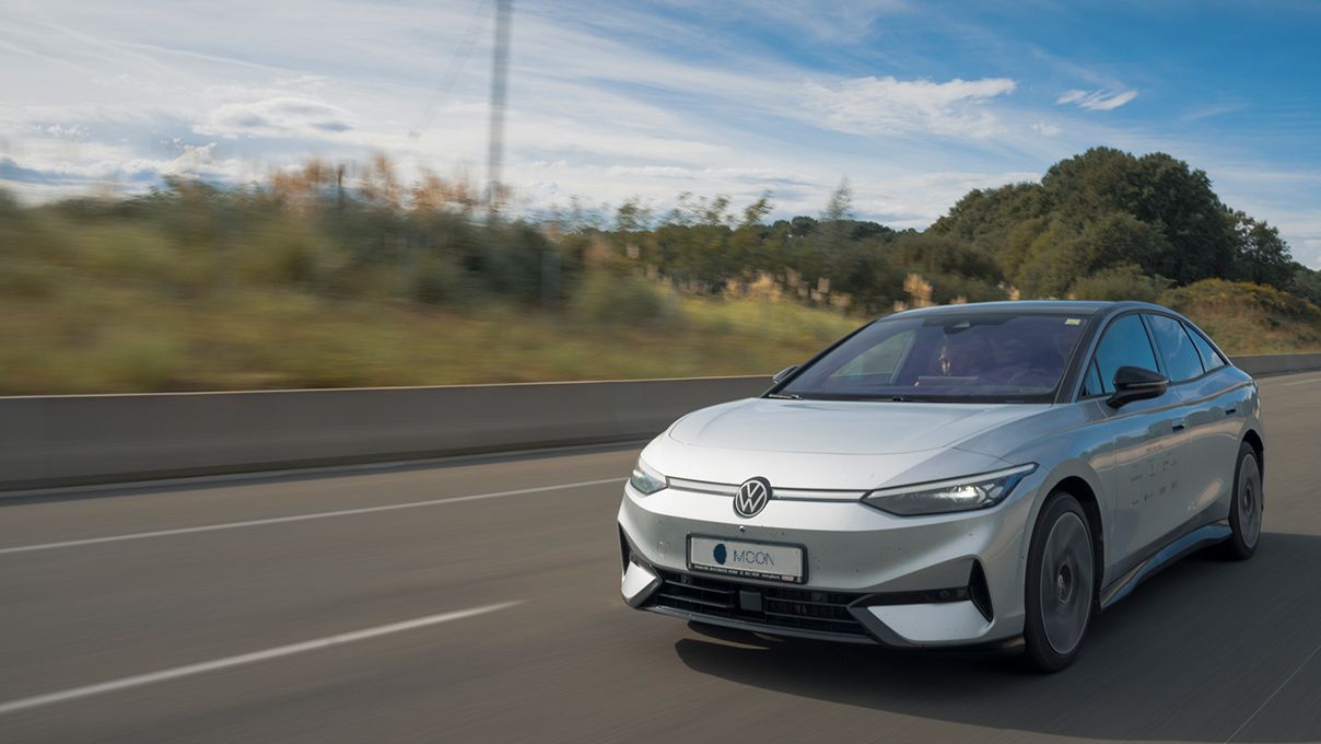 Auto fährt schnell auf einer Straße