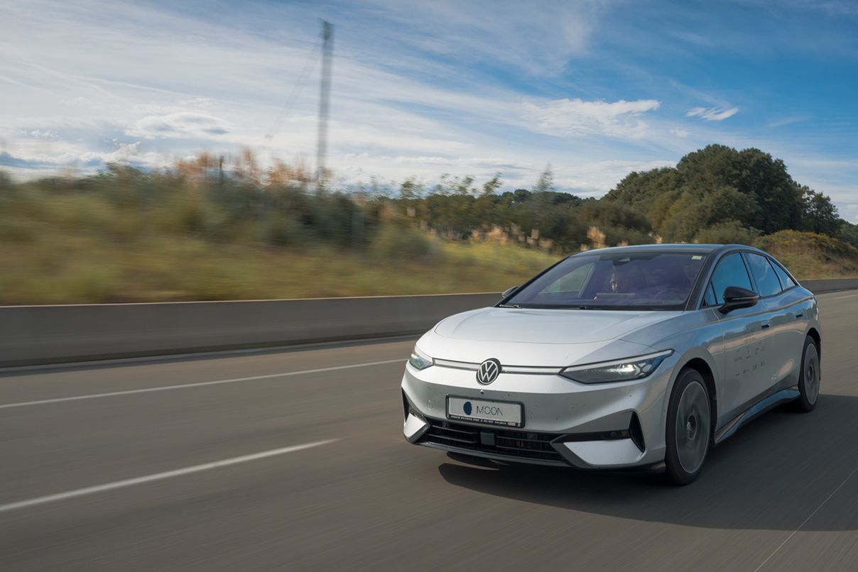 Auto fährt schnell auf einer Straße