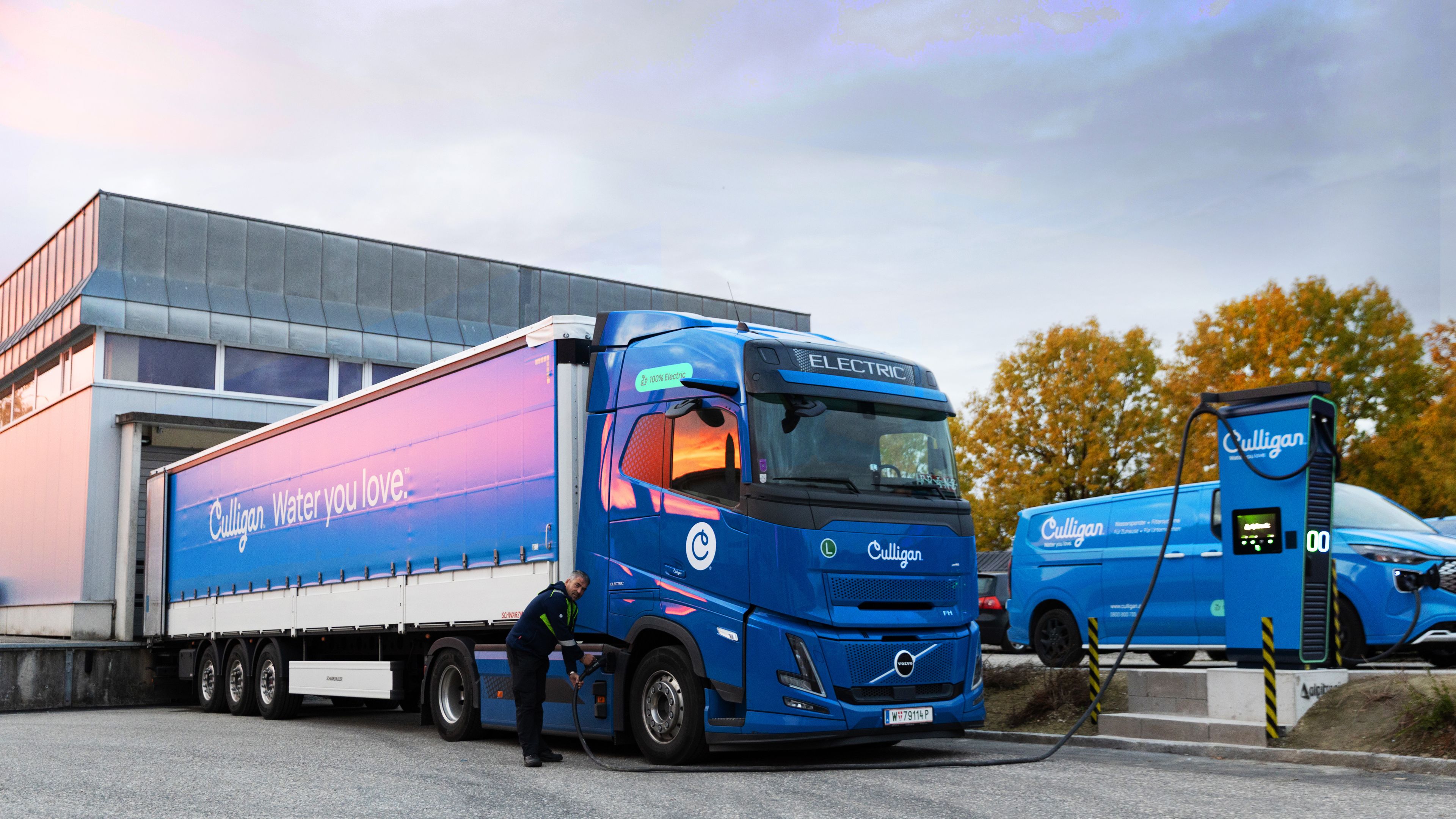 Elektro LKW lädt an einer POWER Charger HYC 200 Ladestation bei Culligan