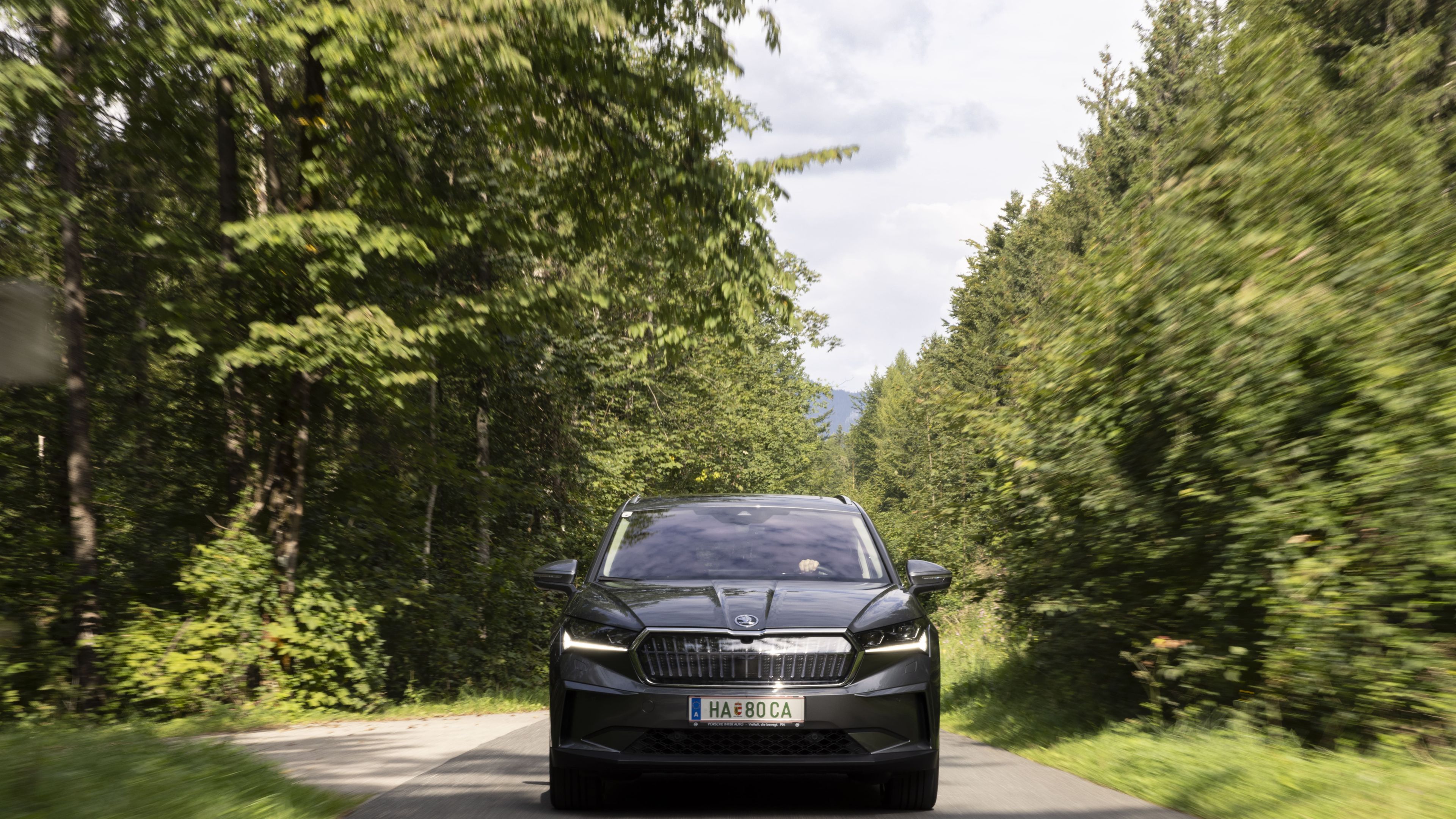 Auto fährt auf einer Straße