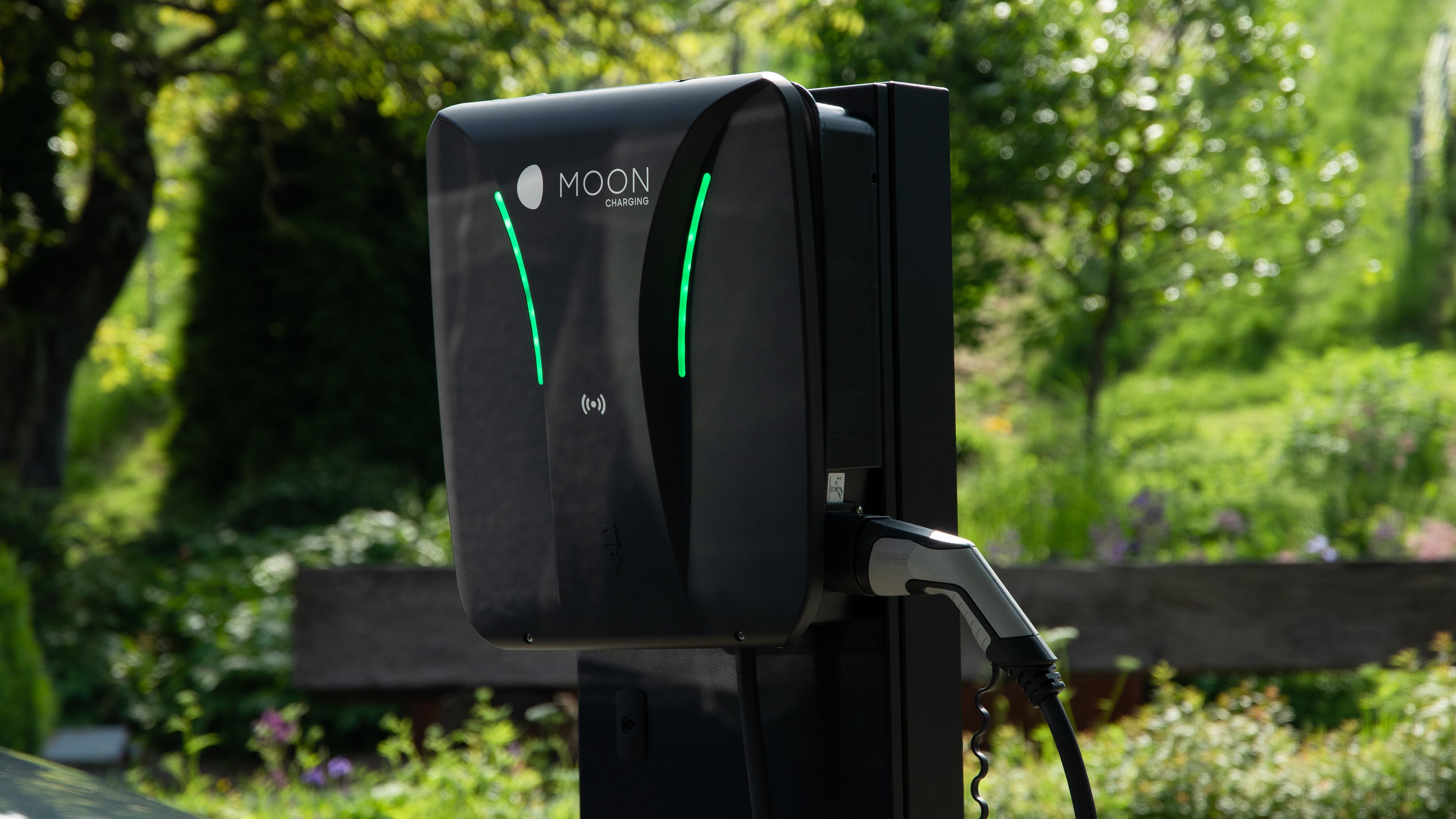 MOON-Ladestation vor Weinhang