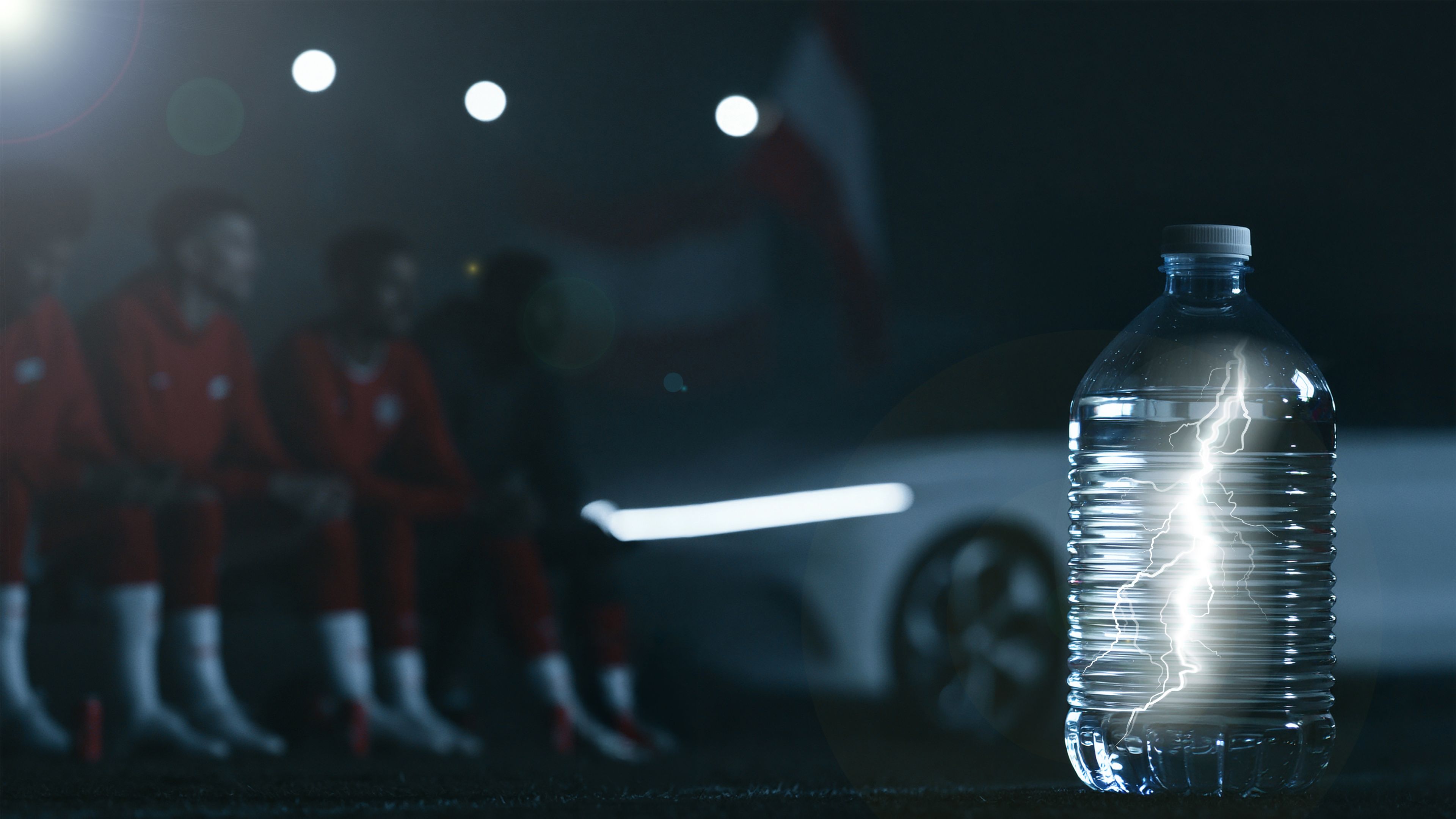 Hydration Break Flasche mit Blitz im Hintergrund ein Auto mit Spieler