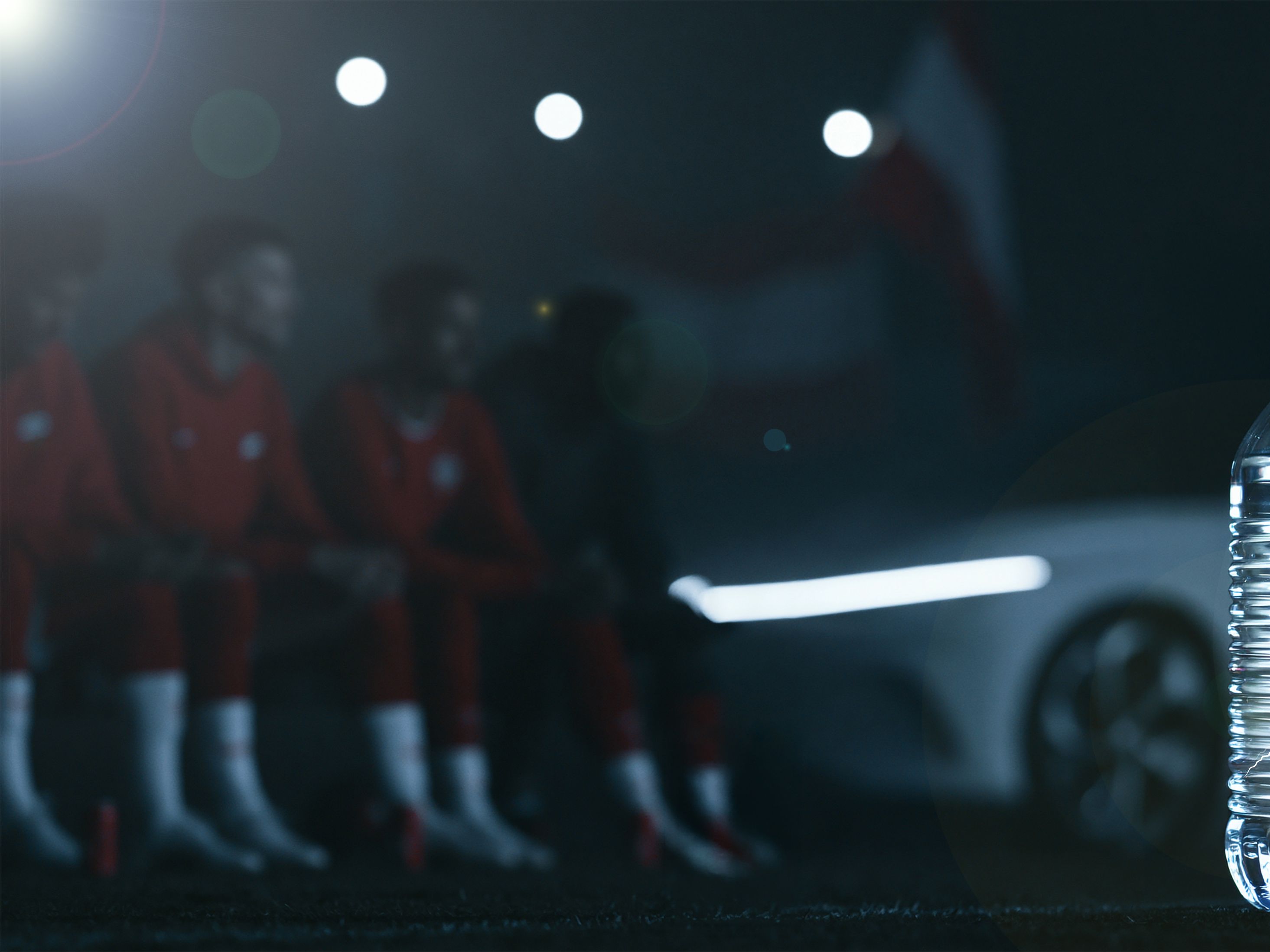 Hydration Break Flasche mit Blitz im Hintergrund ein Auto mit Spieler