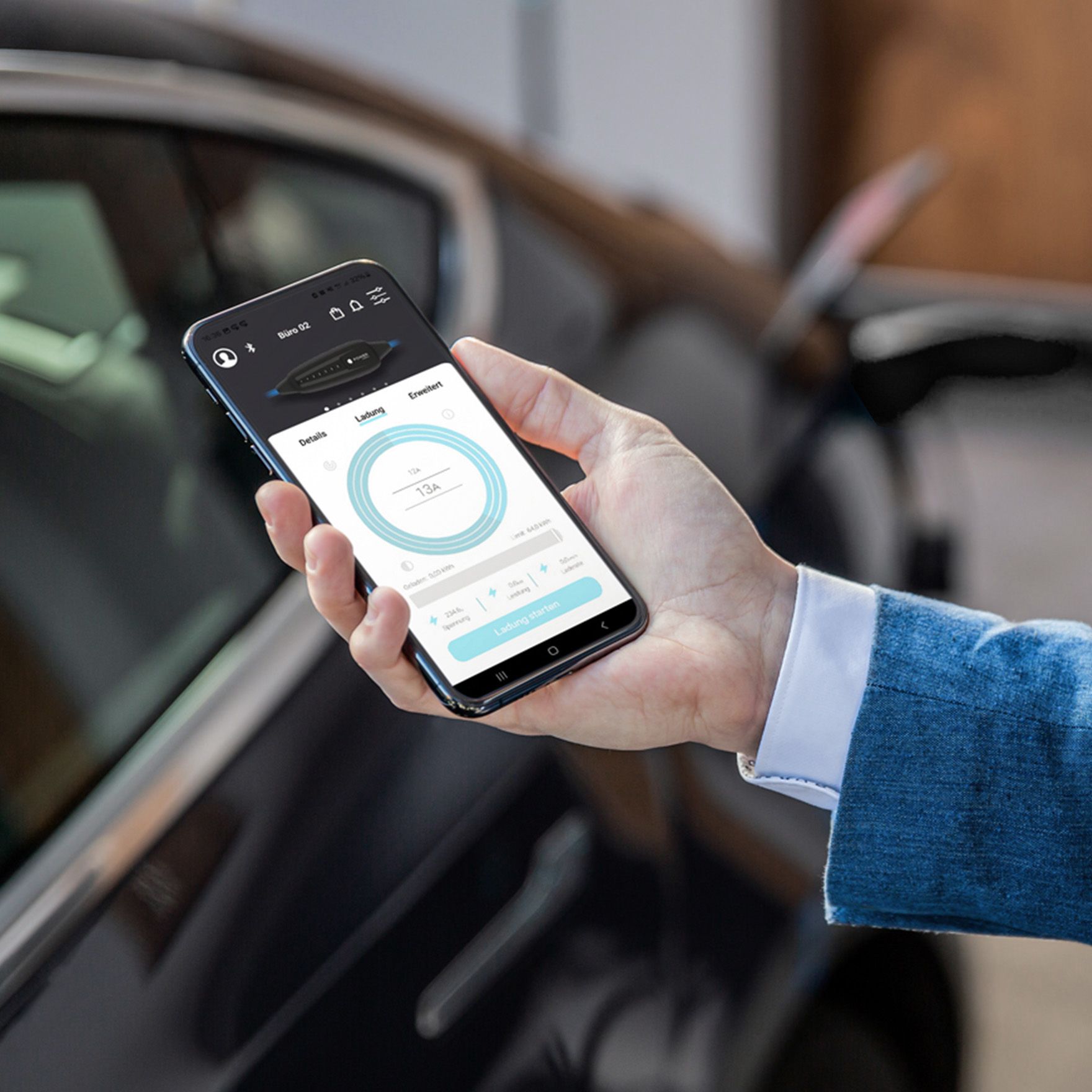 Person hält Handy mit angeschaltetem Display in der Hand