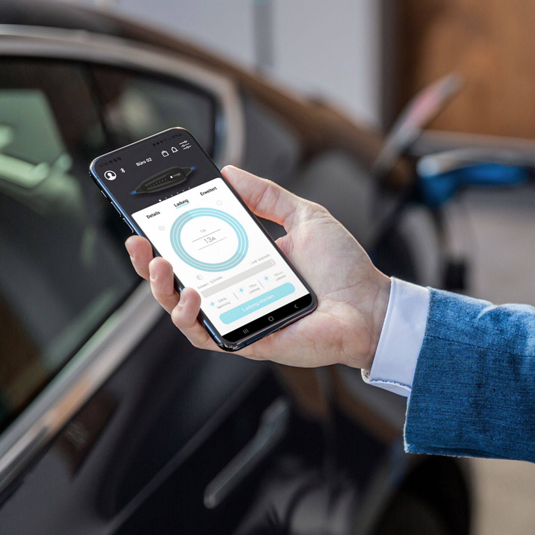 Person hält Handy mit angeschaltetem Display in der Hand