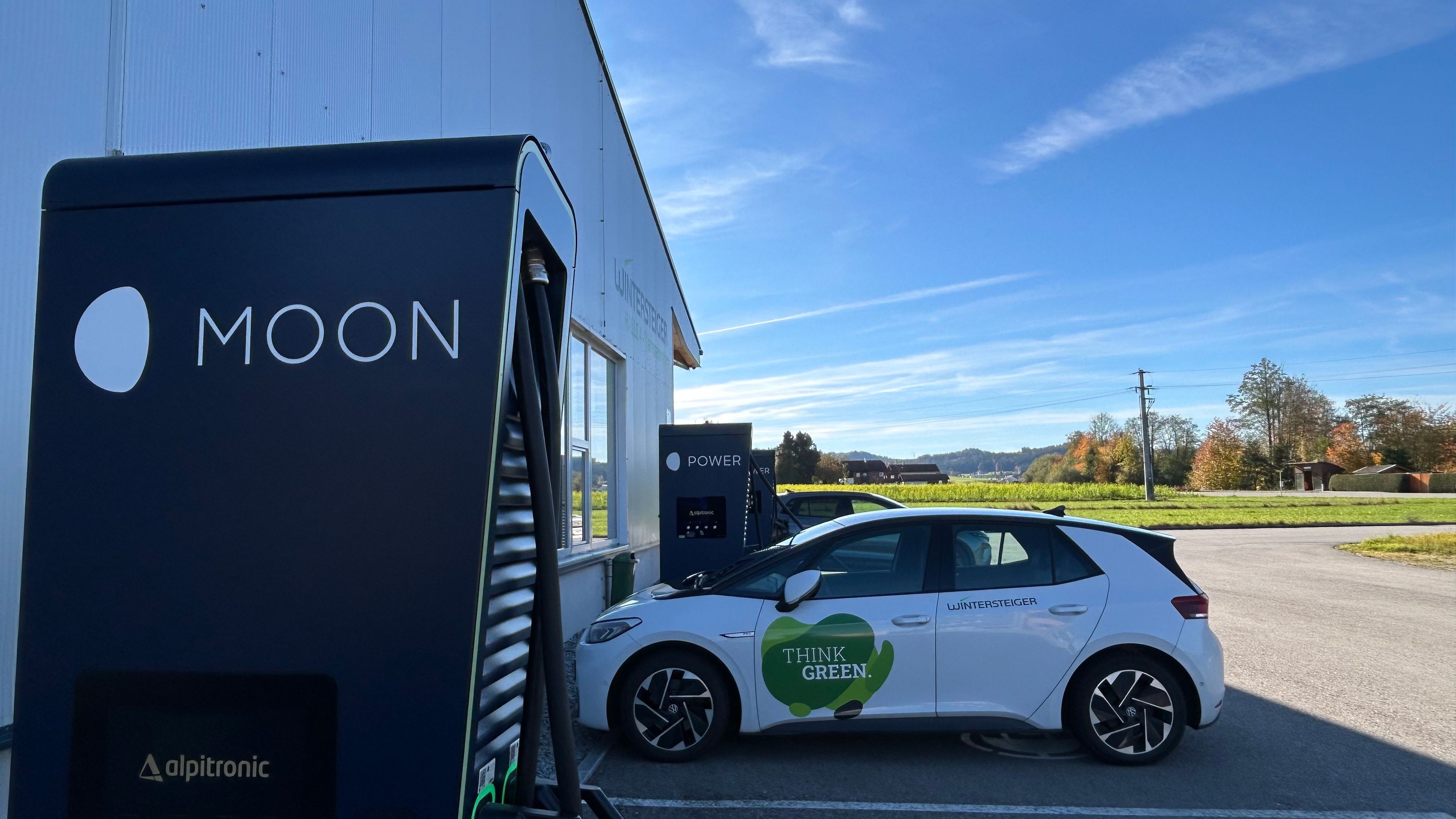 Autos laden an POWER Charger Ladestationen