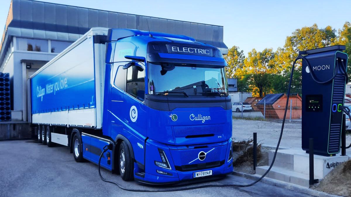POWER Charger HYC 200 lädt E-LKW bei Culligan