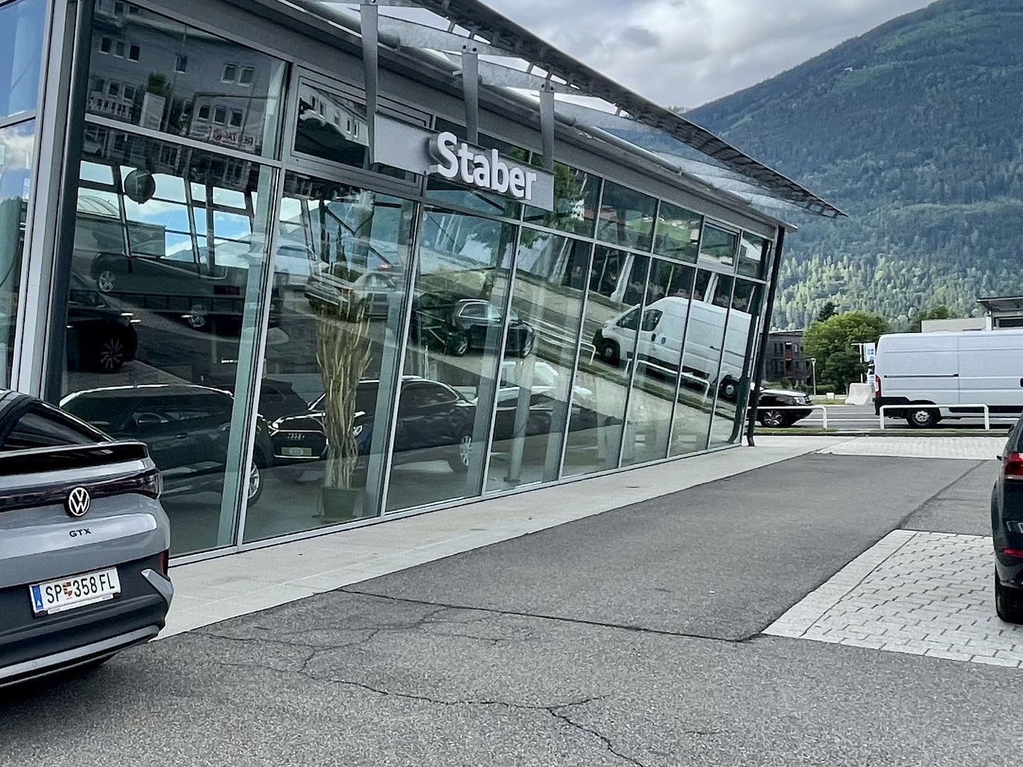 ID.5 Auto vor Autohaus Staber