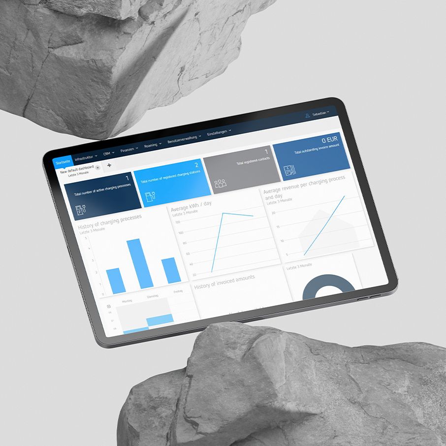 Tablet mit aktivem Display zwischen zwei Gesteinsbrocken