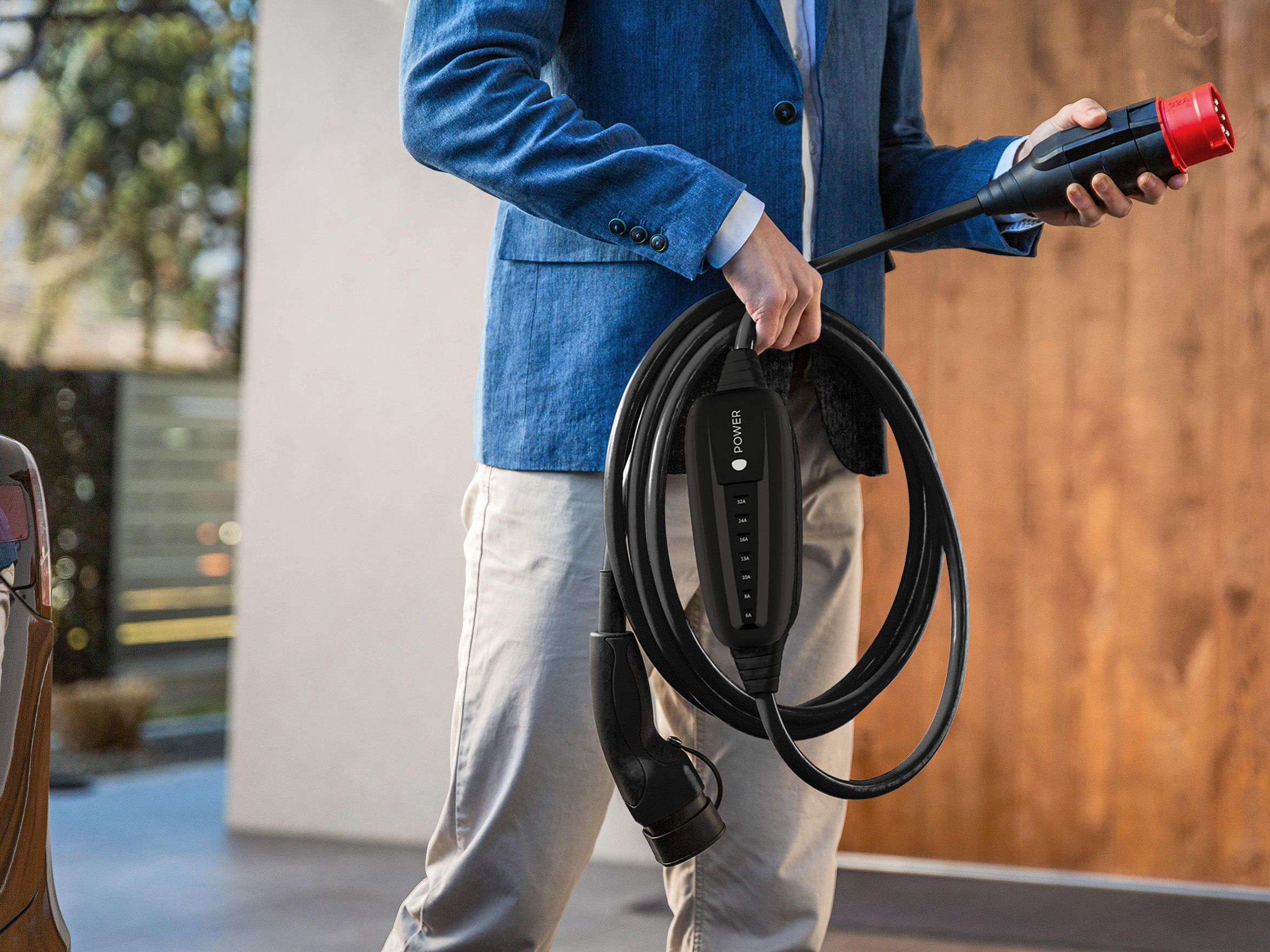 ein Mann hält den Stecker eines POWER2Go Kabels in der Hand