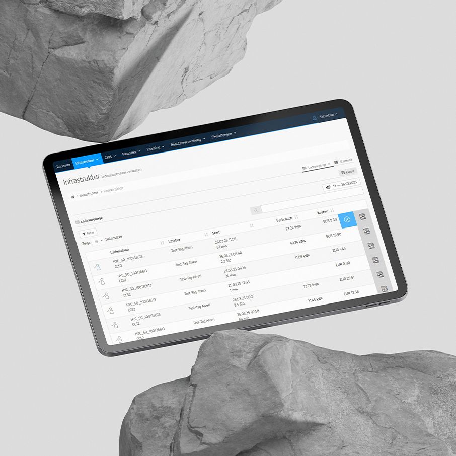 Tablet mit aktivem Display zwischen zwei Gesteinsbrocken
