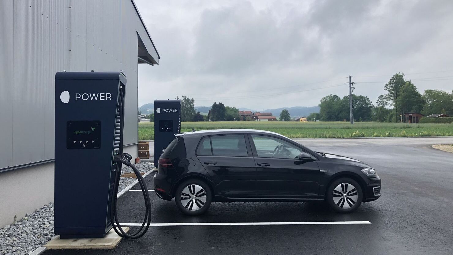 Auto auf einem Parkplatz zwischen zwei MOON POWER Chargern