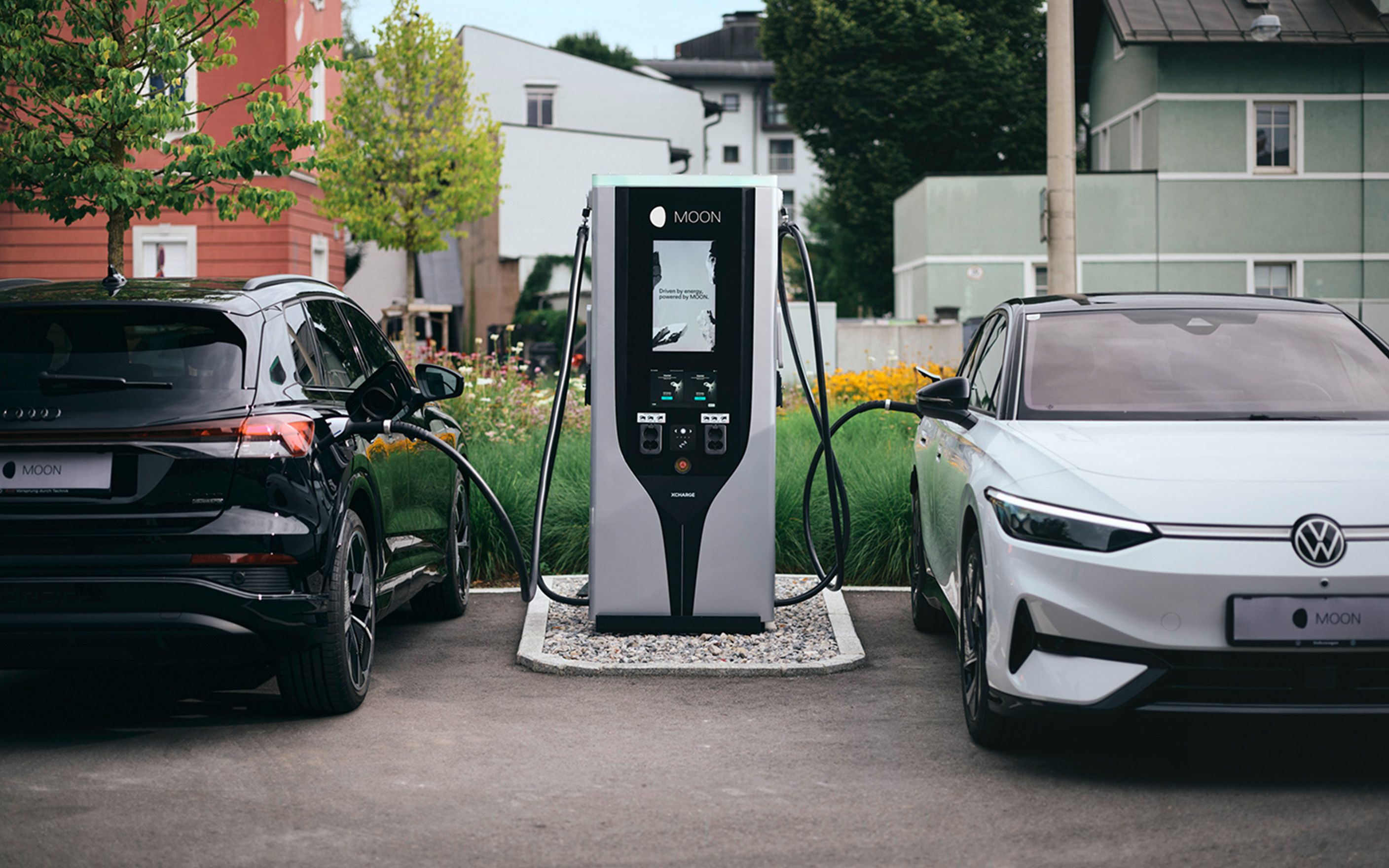 angesteckte Schnellladestation zwischen zwei E-Autos