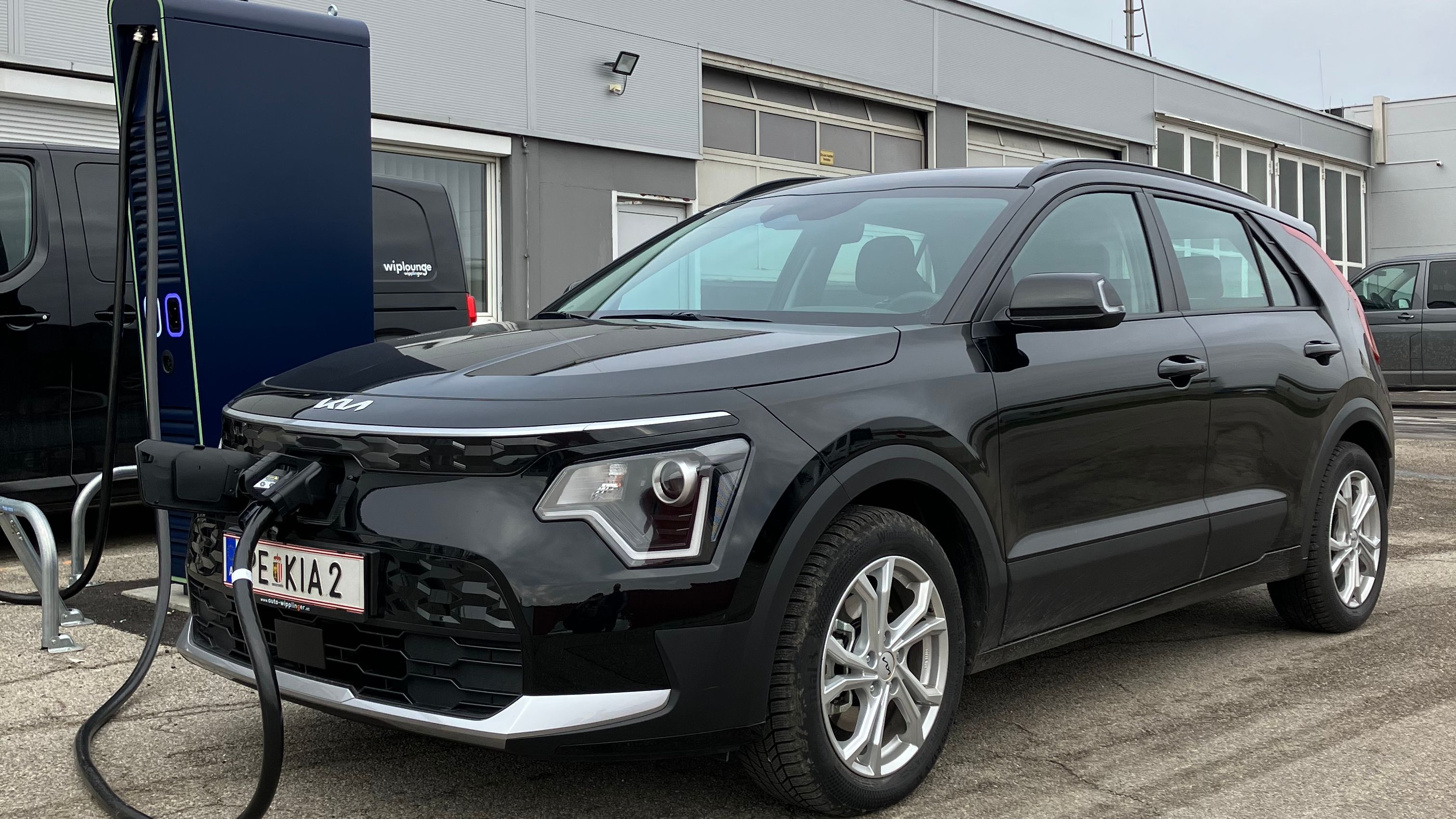 Auto neben einem MOON POWER Charger