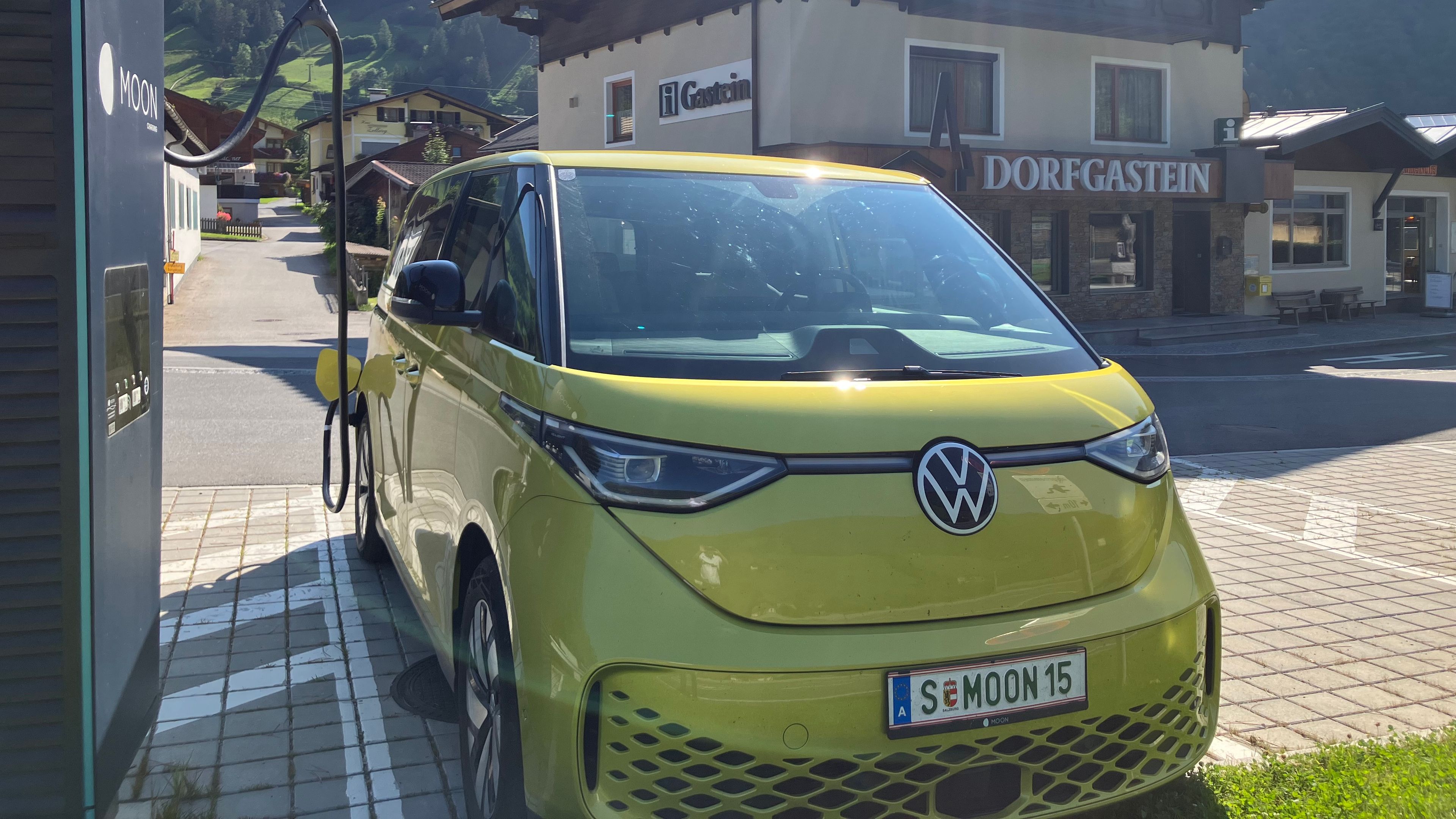 gelber VW Bus an POWER Charger angesteckt