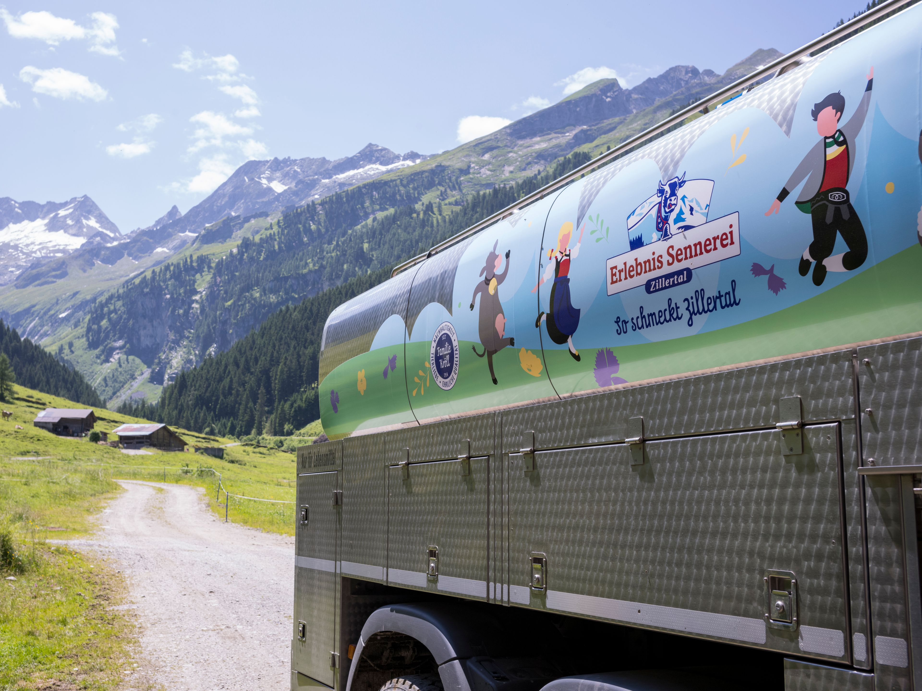 Milchwagen auf einer Weide