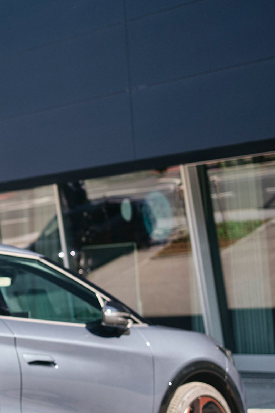 Ladestation vor einem Auto mit Display