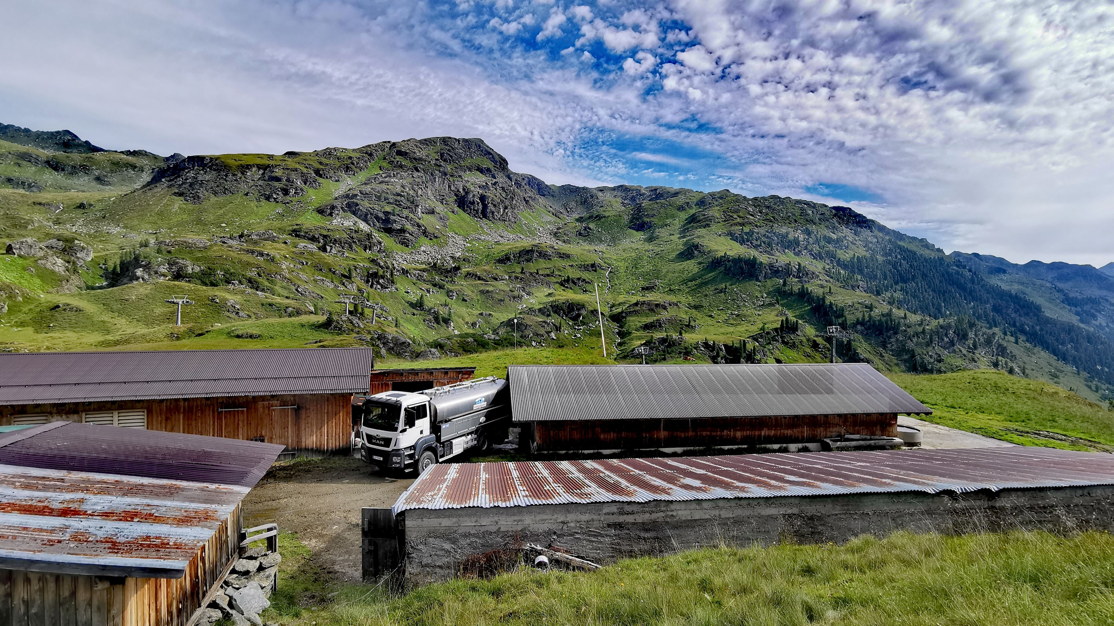 Erlebnissennerei Zillertal Gebäude mit Milchwagen