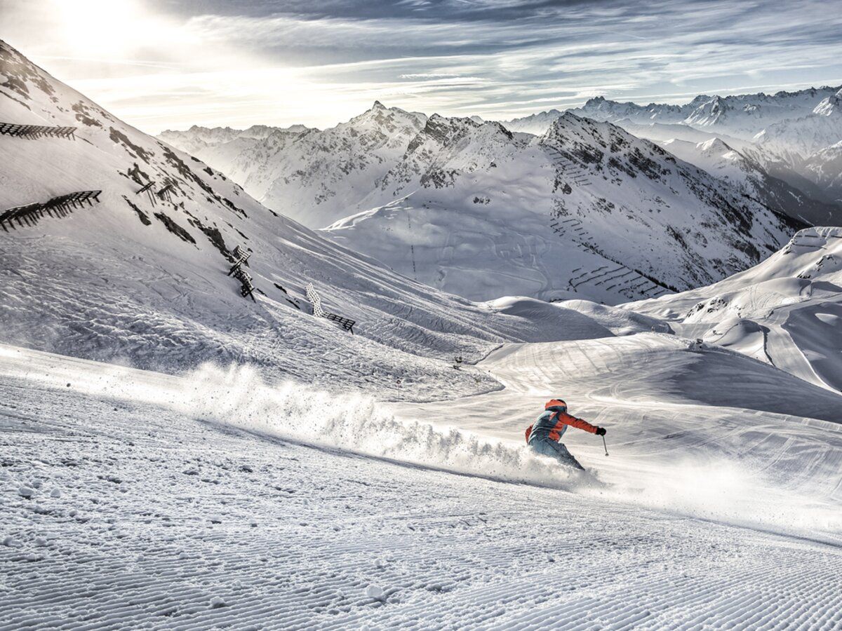 beschneite Piste mit zwei Schifahrern