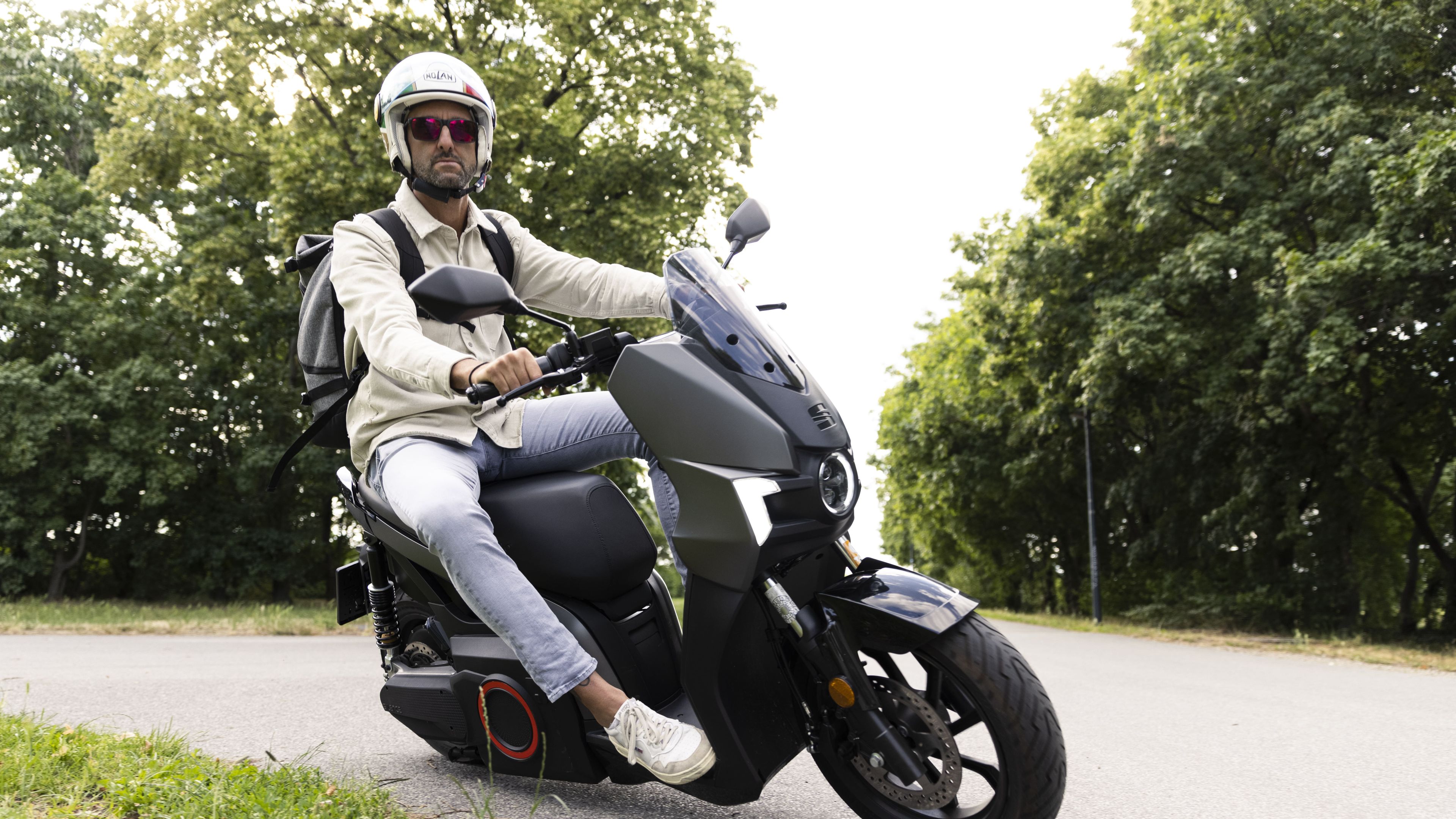 Clemens Doppler fährt mit seinem Moped