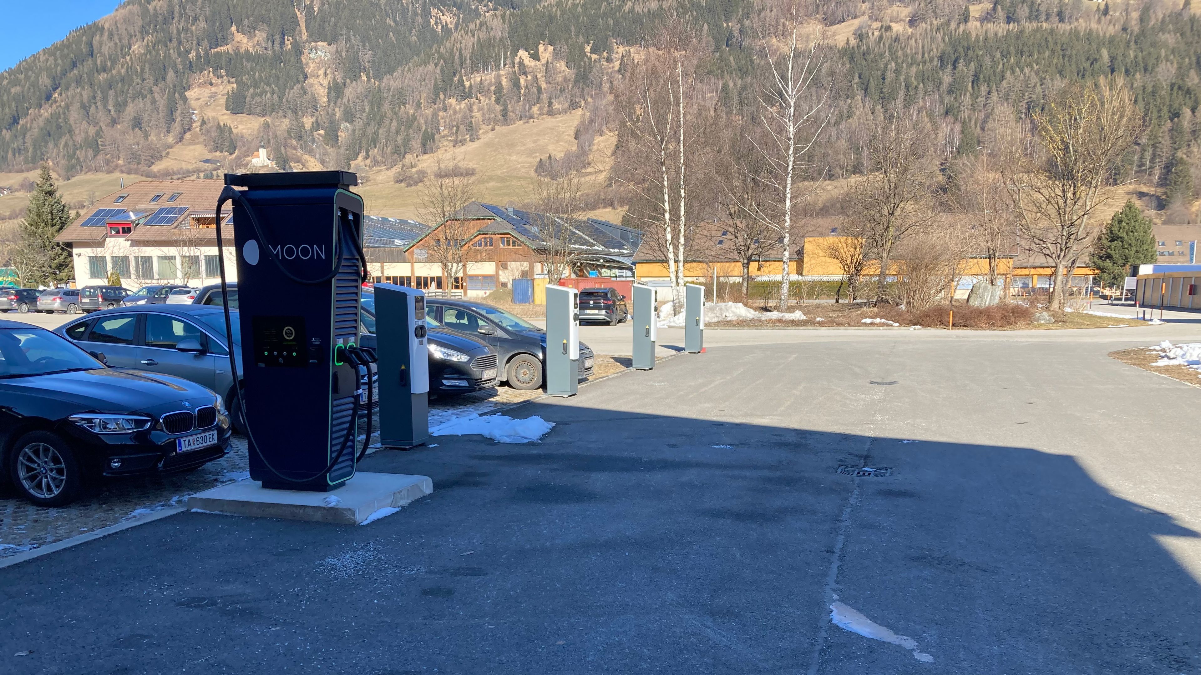 Impex Parkplatz mit MOON-Ladestationen und MOON POWER Charger