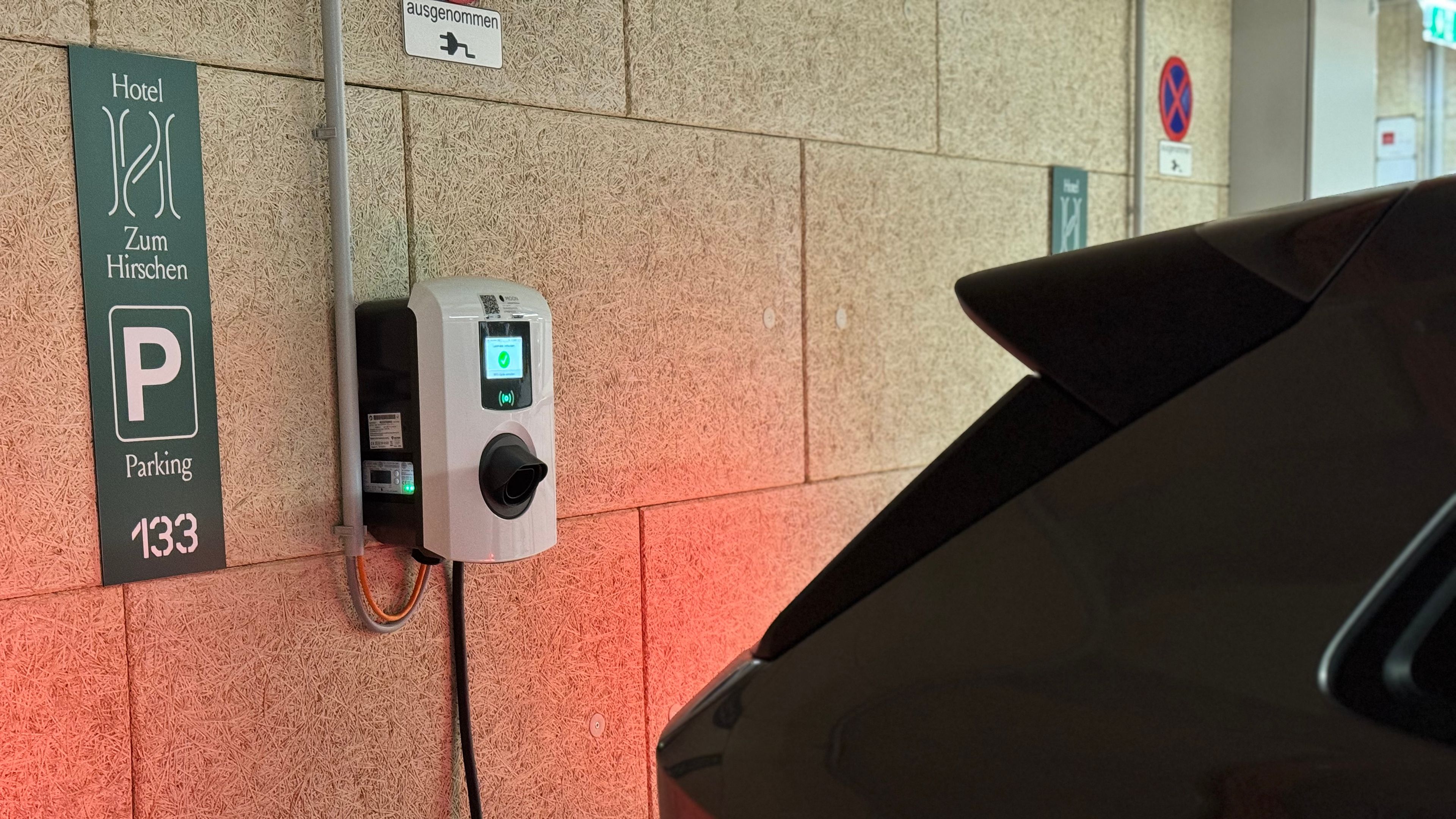 MOON Charger Pro-line Wallbox in der Tiefgarage vom Hotel Zum Hirschen