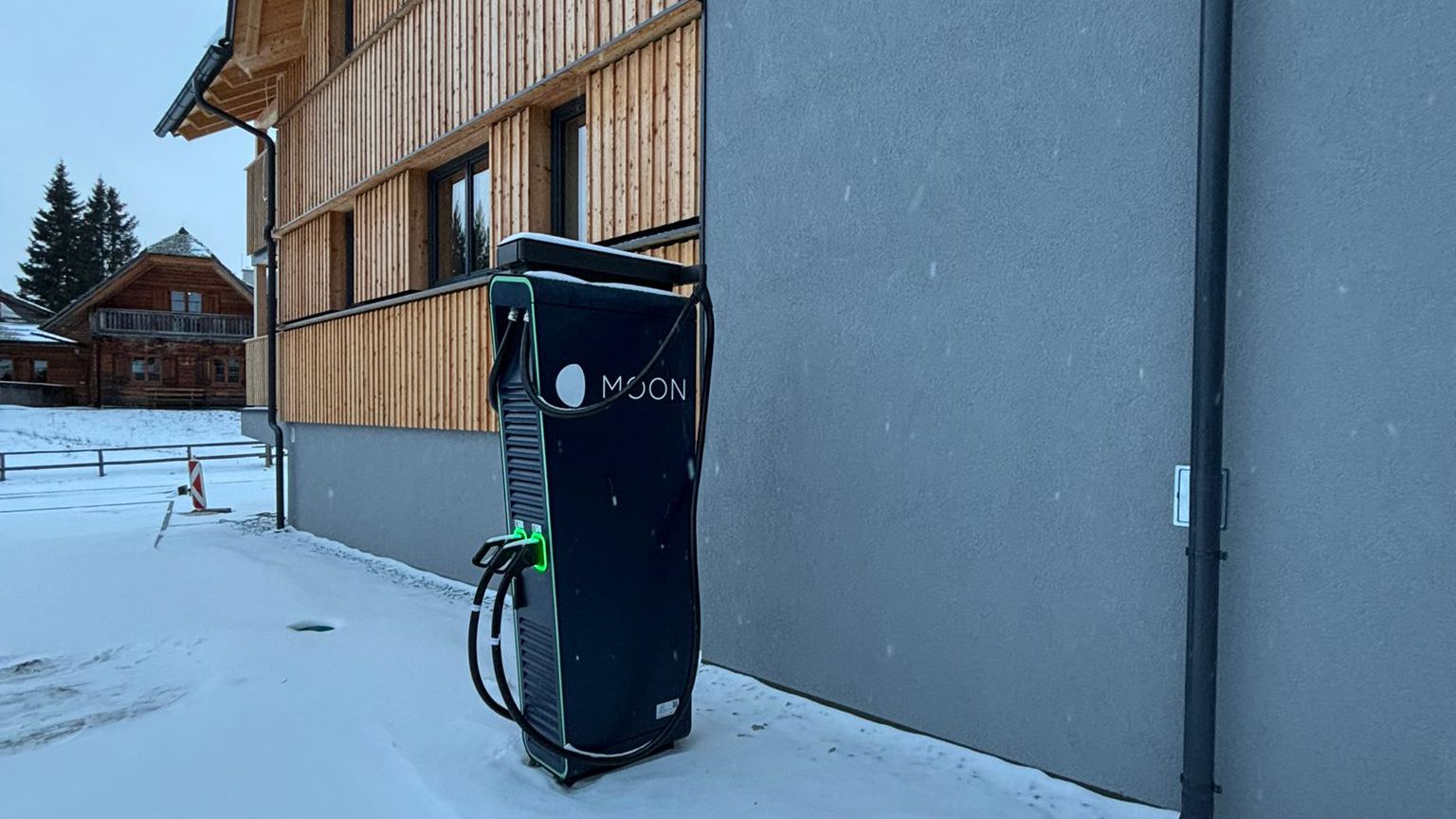 MOON POWER Charger vor einer Hauswand