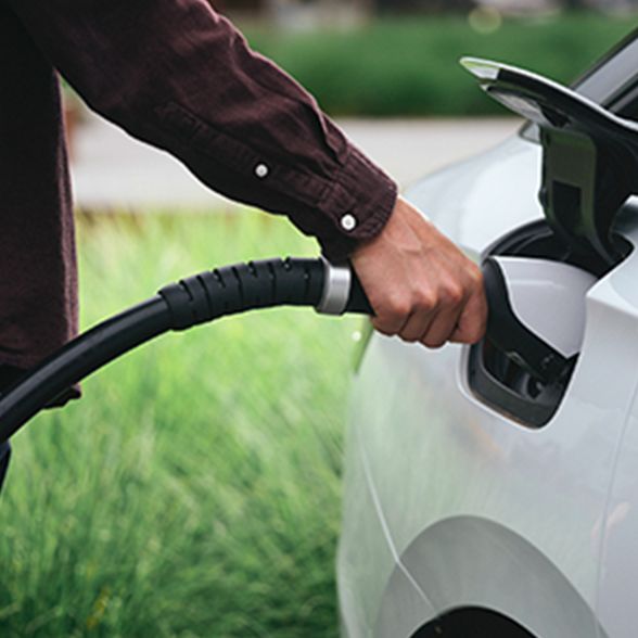 Zapfventil wird in ein E-Auto gesteckt