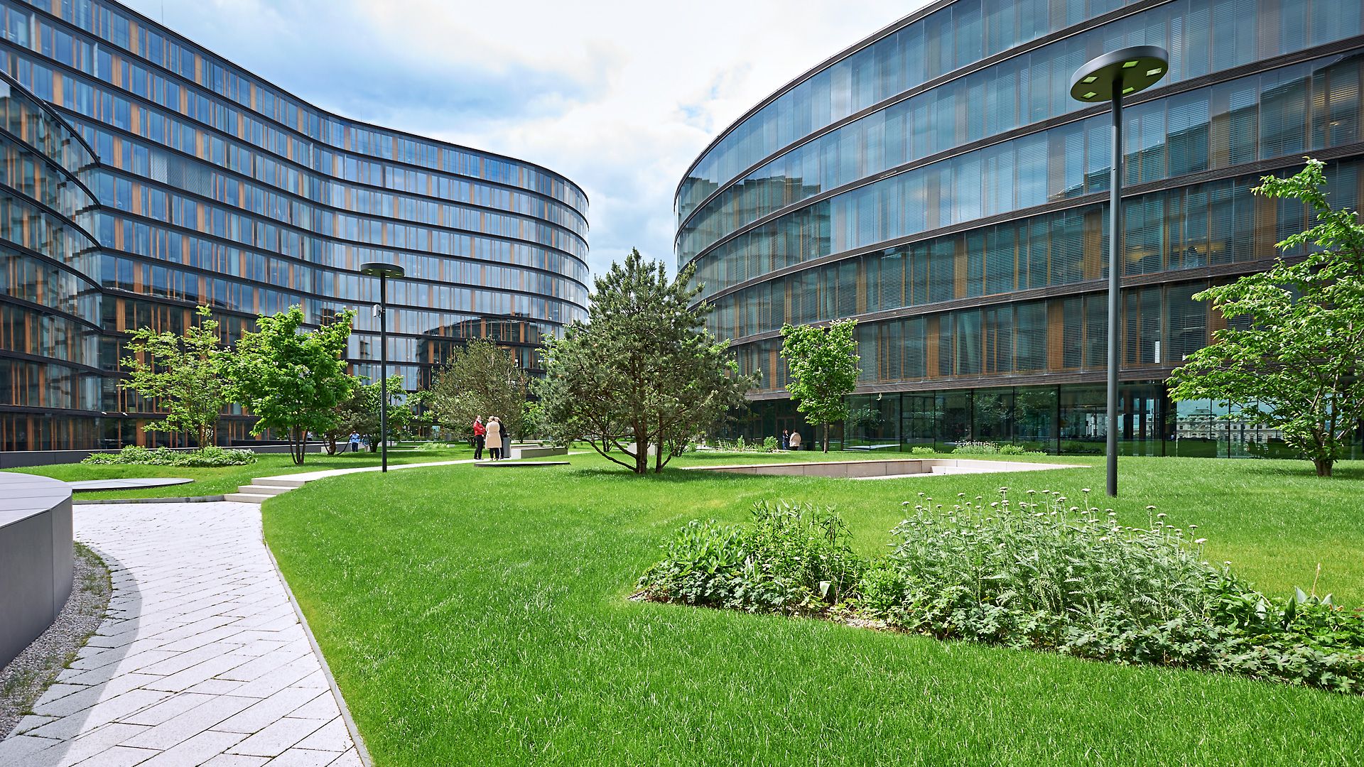 Park zwischen Gebäuden der Bausparkasse