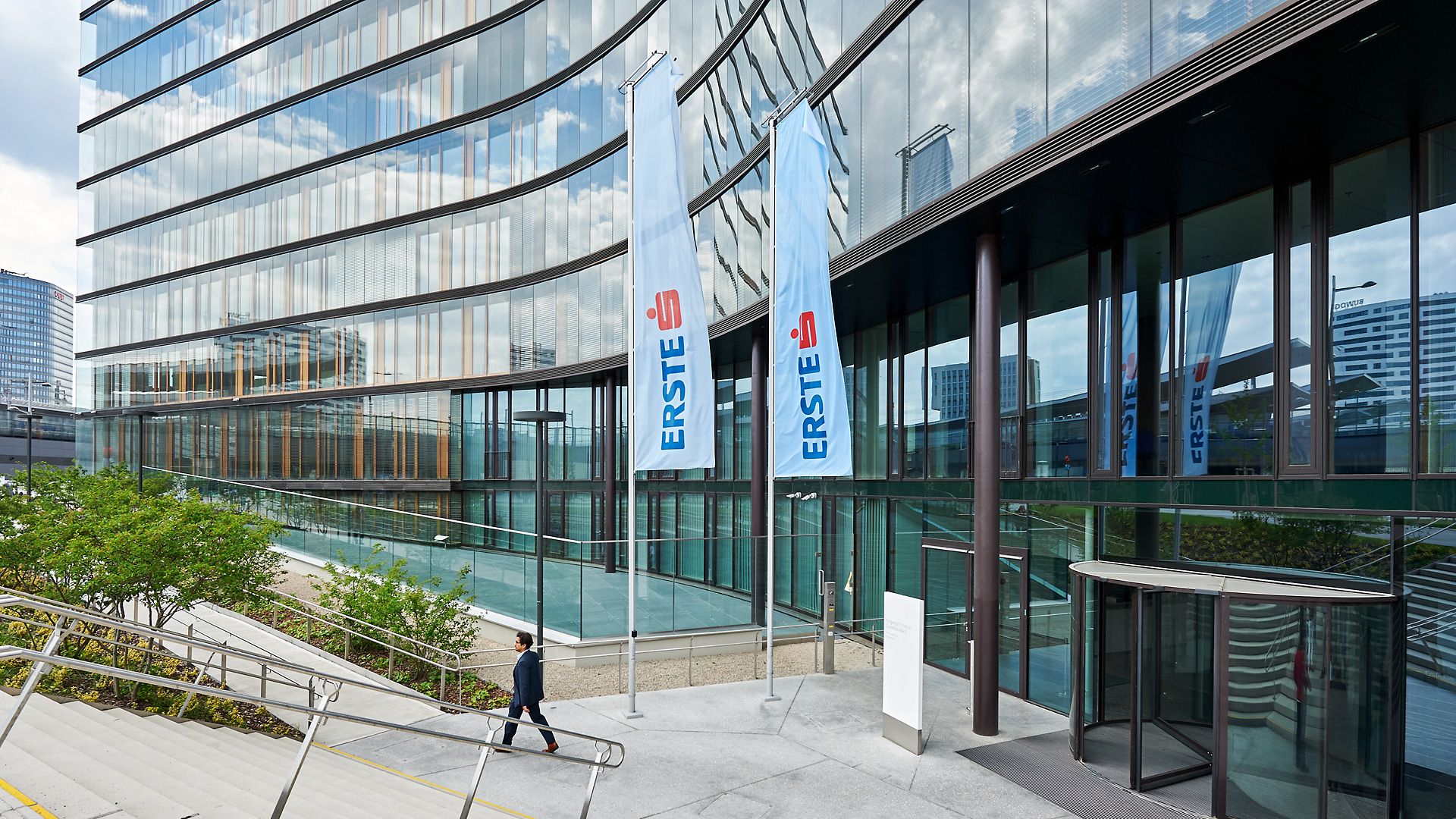 Eingang Bausparkasse mit breiter Treppe davor