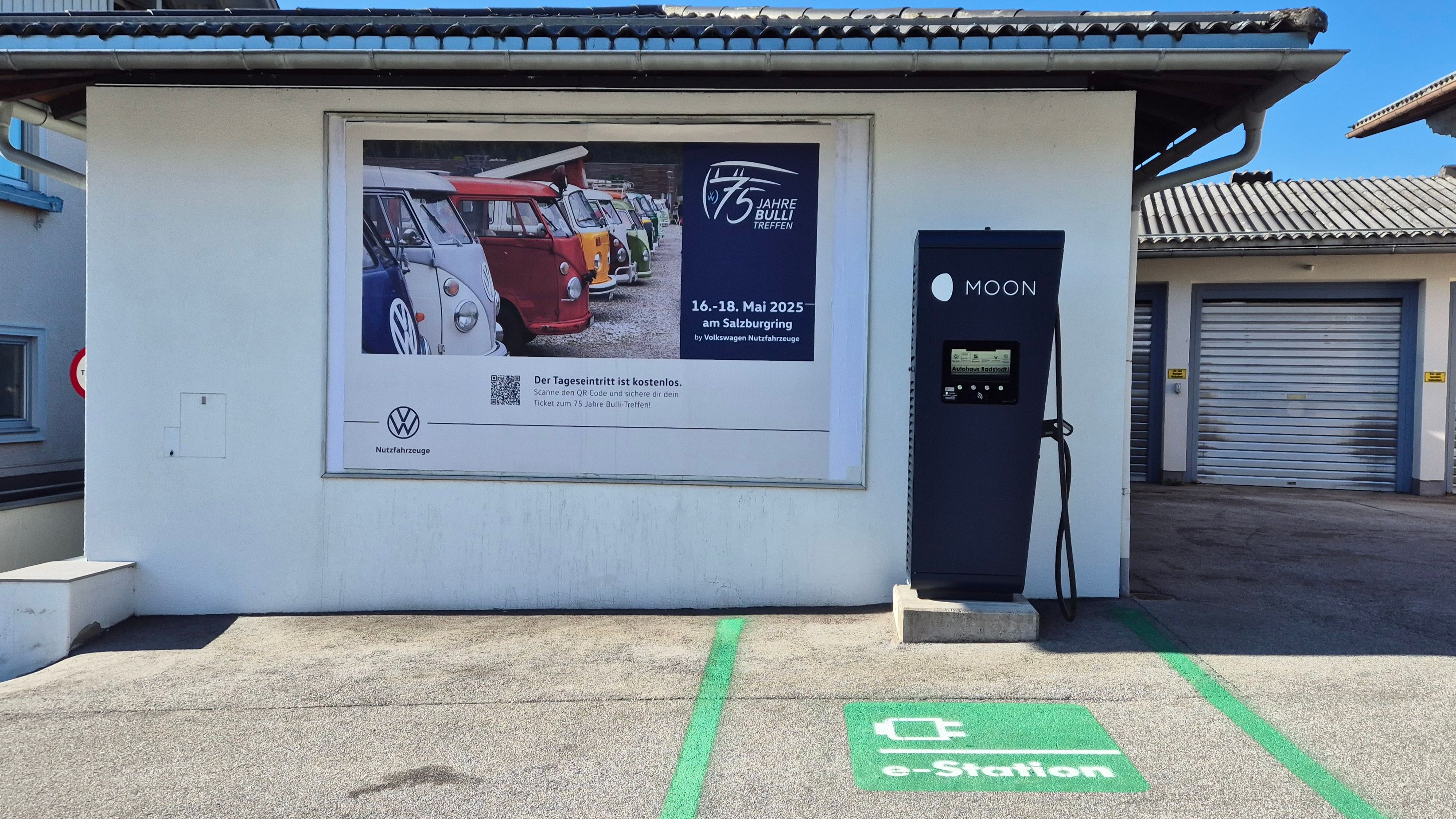MOON Ladestation auf Parkplatz für E-Autos