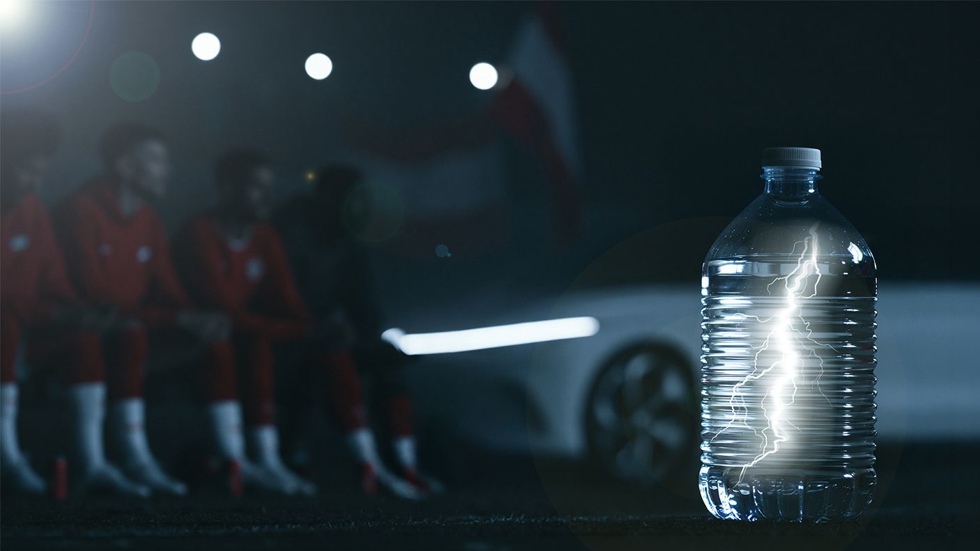 Hydration Break Flasche mit Blitz im Hintergrund ein Auto mit Spieler