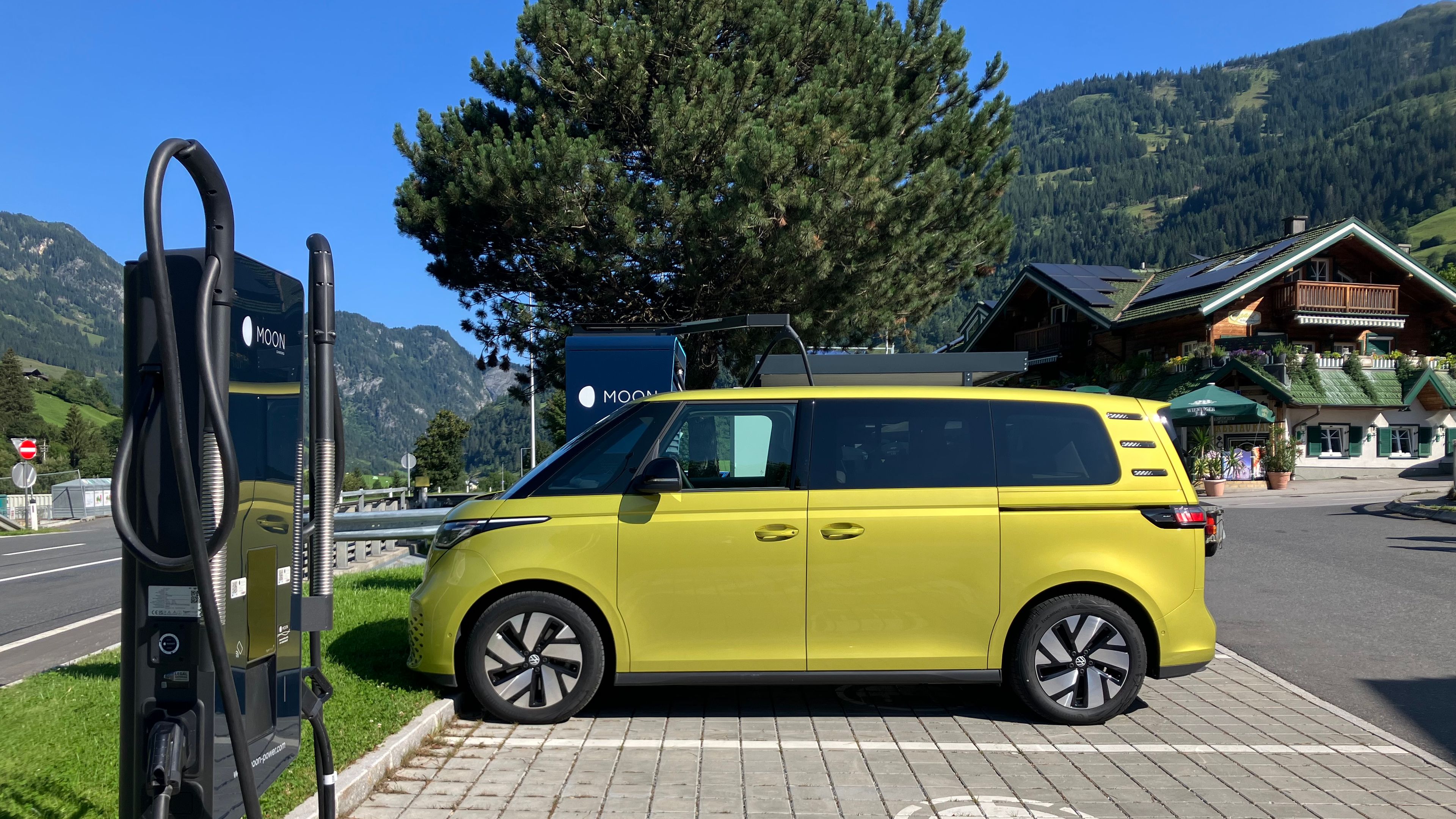 VW Bus auf einem E-Ladeparkplatz
