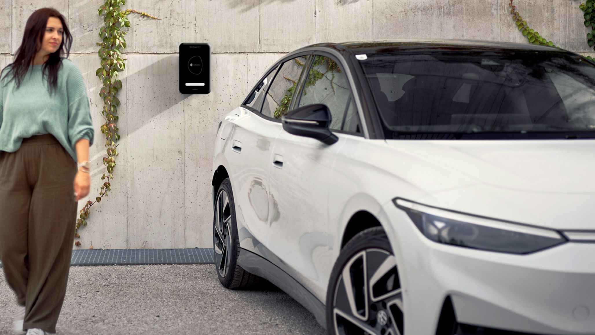 MOON POWER BiDi Charger an der Wand hinter einem Auto