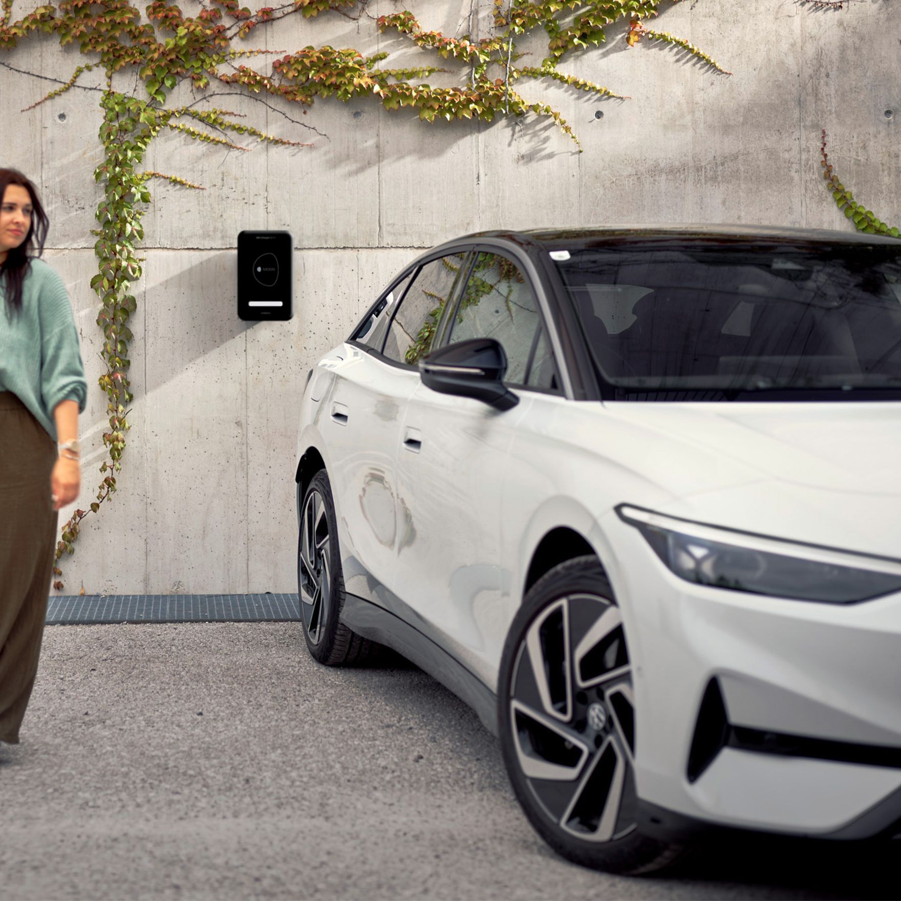 MOON POWER BiDi Charger an der Wand hinter einem Auto