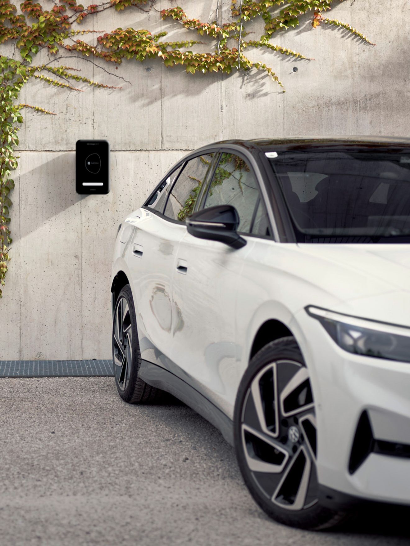 MOON POWER BiDi Charger an der Wand hinter einem Auto