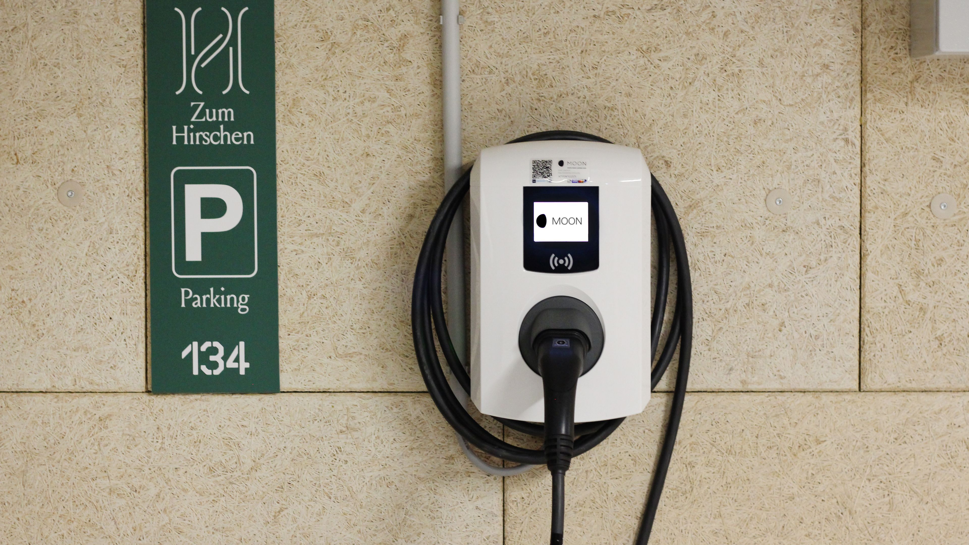 MOON Charger Pro-line Wallbox an der Wand in der Tiefgarage vom Hotel Zum Hirschen